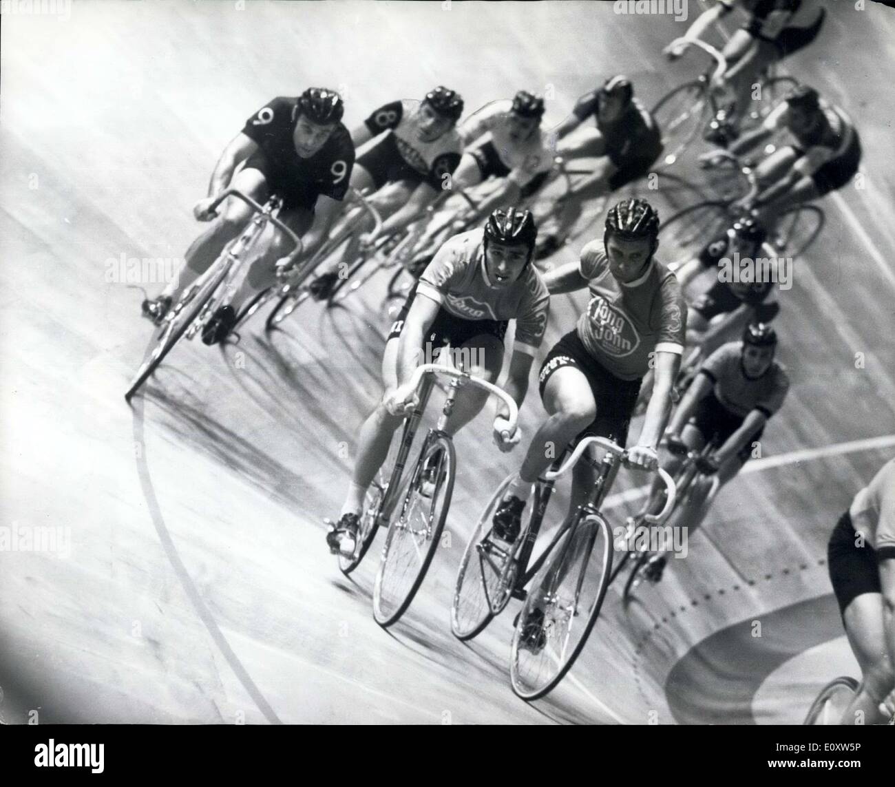 Sett. 19, 1967 - Il Six-Day ciclo internazionale gara a Earl's Court alcuni del mondo crack i ciclisti sono in competizione per ?10.000 che vale la pena di premi nel Skol International Six-Day Cycle Race a Earls Court, Londra. Per 12 ore ogni giorno essi lanciatevi round il ?30.000 appositamente costruita via coperta. Mostra fotografica di:- portando i piloti in questa immagine è Severeyns e il suo team-mate Deloof, del Belgio, come fanno le change-over oggi nel corso del racing. Foto Stock