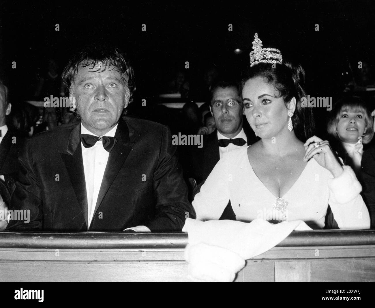 Elizabeth Taylor e il marito Richard Burton all'opera Foto Stock