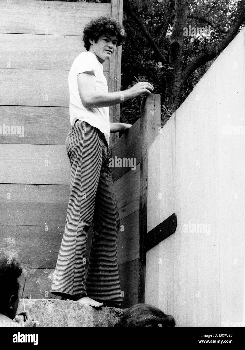 Monkee Micky Dolenz presso la sua casa in posa per un disegno Foto Stock