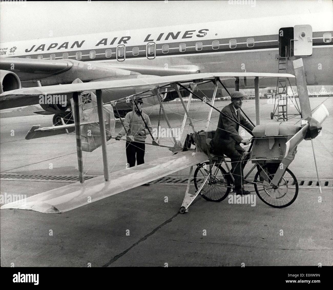Nov. 24, 1967 - Volo Man-Powered tentativo fallisce: il sig. Leslie Smith, 51, briefing senior officer di informazioni aeronautiche Foto Stock