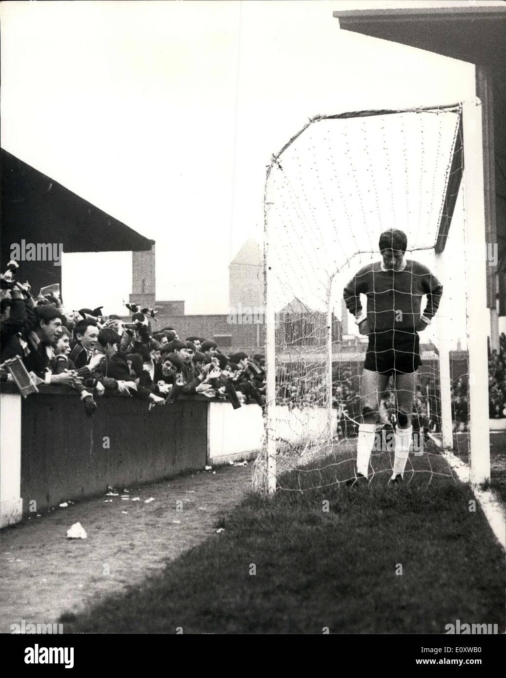 Dic. 02, 1967 - West Ham Versus Sheffield Regno. Mostra fotografica di Jim Standen, il West Ham goalie, si aggira intorno al suo obiettivo cercando Foto Stock