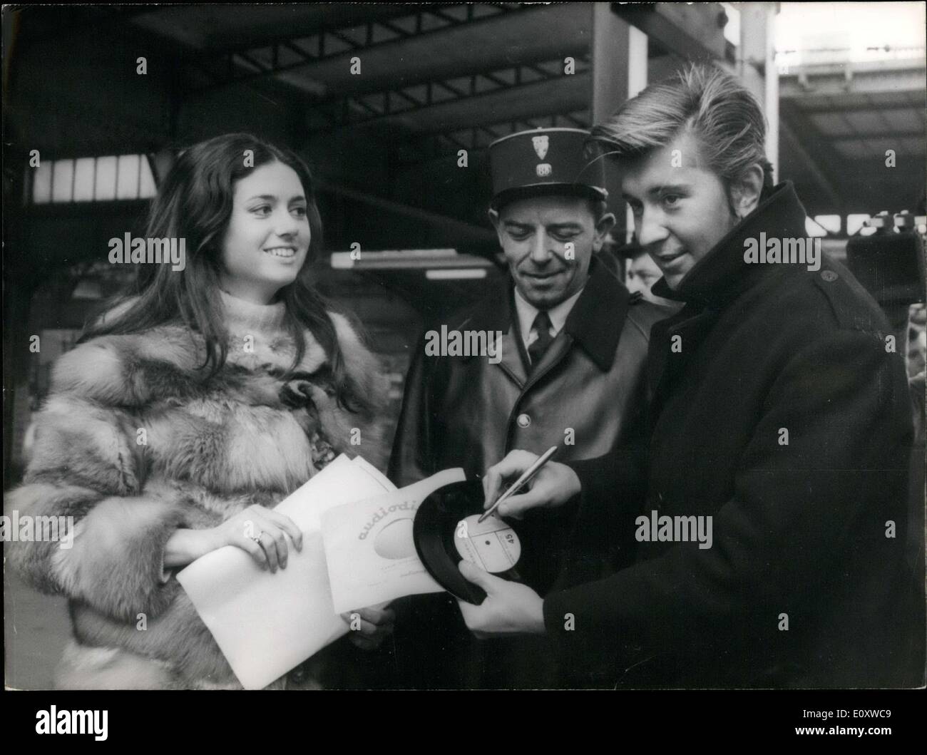 Dic. 11, 1967 - cantanti italiani GIGLIOLA CINQUETTI e Bobby Solo a Parigi Foto Stock