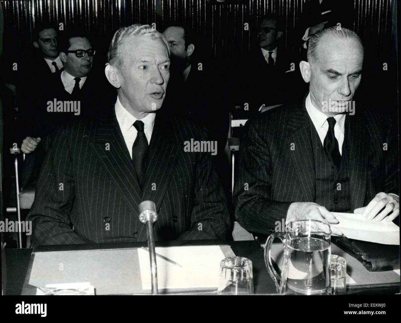 Dic. 19, 1967 - i sei membri del mercato comune europeo sono stati riuniti al Palazzo dei Congressi di Bruxelles da ieri Dicembre 18th. Essi sono a discutere su se o non lasciare che l'Inghilterra nel mercato. Couve de Murville è contro di essa. Foto Stock
