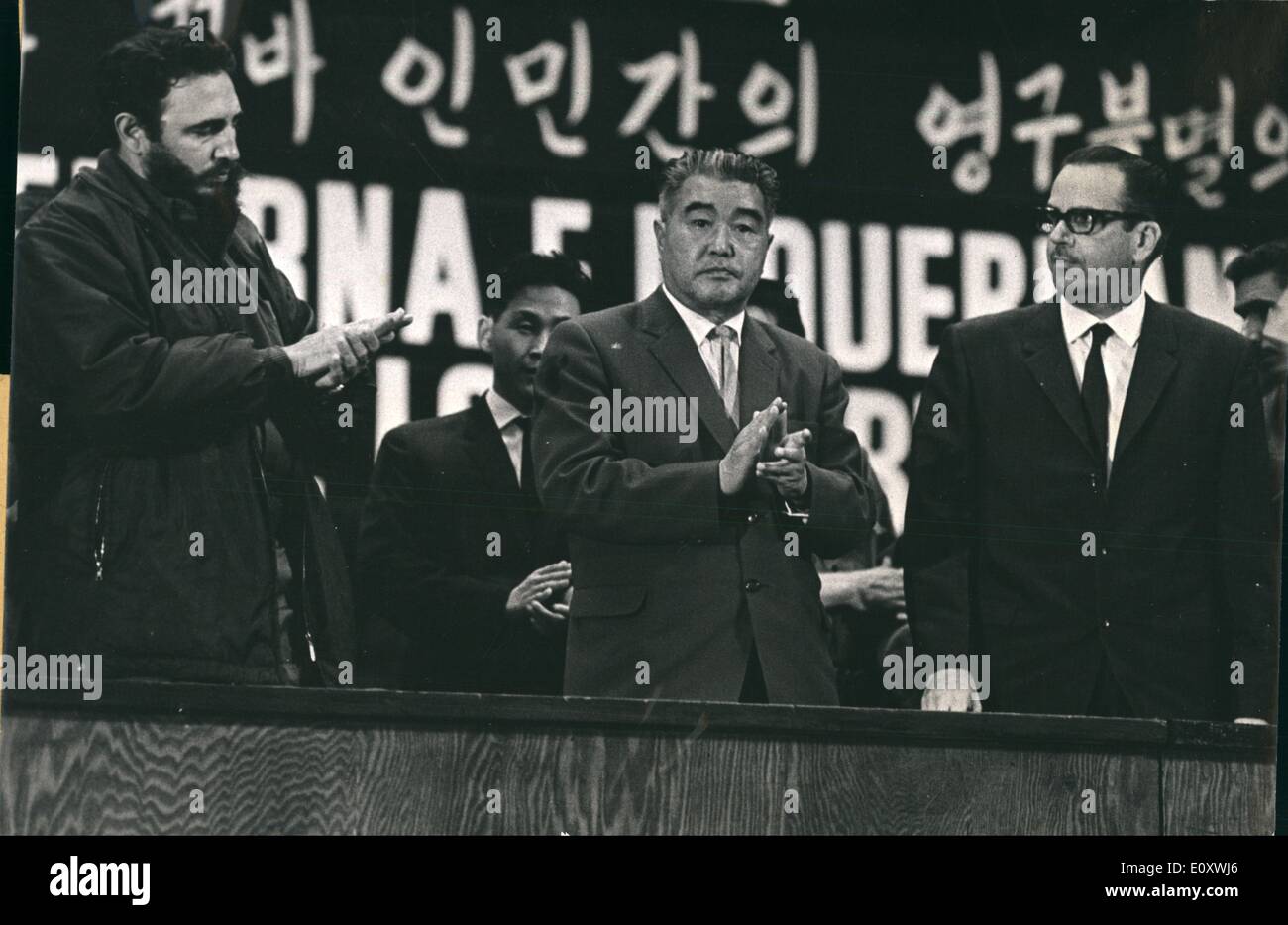 Il 12 Dic. 1967 - un aspetto parziale del Presidium che illustra i principali Fidel Castro, il primo ministro del governo e primo segretario del Partito Comunista di Cuba Comitato; dottore Osvaldo Dorticos Torrado, Presidente della Repubblica, e Choi Yong Kun Presidente dei popoli della Repubblica democratica di Corea. Un cordiale incontro in onore della delegazione di alto livello della i popoli della Repubblica democratica di Corea, a l'Avana del teatro di Chaplin Foto Stock
