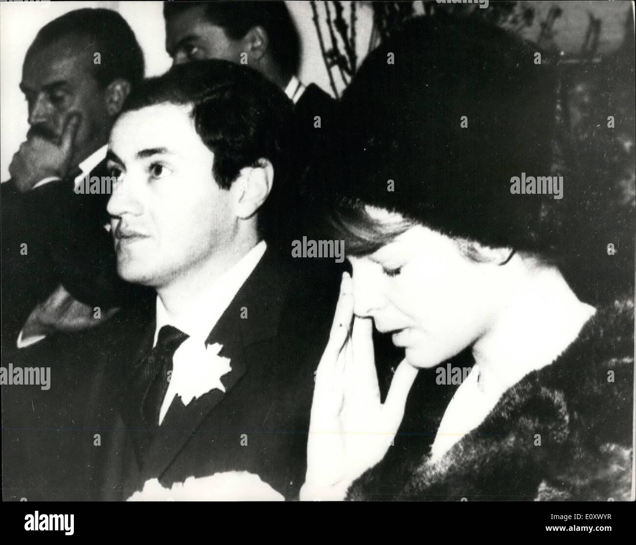 Il 12 Dic. 1967 - Cesare Spadacini ucciso in uno scontro d'auto: Cesare Spadacini 33 anno playboy italiano industrialismo è stato ucciso in un incidente di macchina, la sua Lamborghini, nel quale attore Corrade Pani era in viaggio immersi in un 220 ft gulch dopo essere stato in collisione con un altra auto tardi ieri a pochi chilometri a nord di Firenze. Egli è stato intrappolato in auto e morirono più tardi e l'attore Pani è stata gettata dalle auto e seriamente ferito. Spadacini è sposato con Sylvia Casablancas ma adesso vivono oltre. Mostra fotografica di Cesare Spadacini e sua moglie Sylivia Casablancas presi il giorno delle nozze nel 1963. Foto Stock