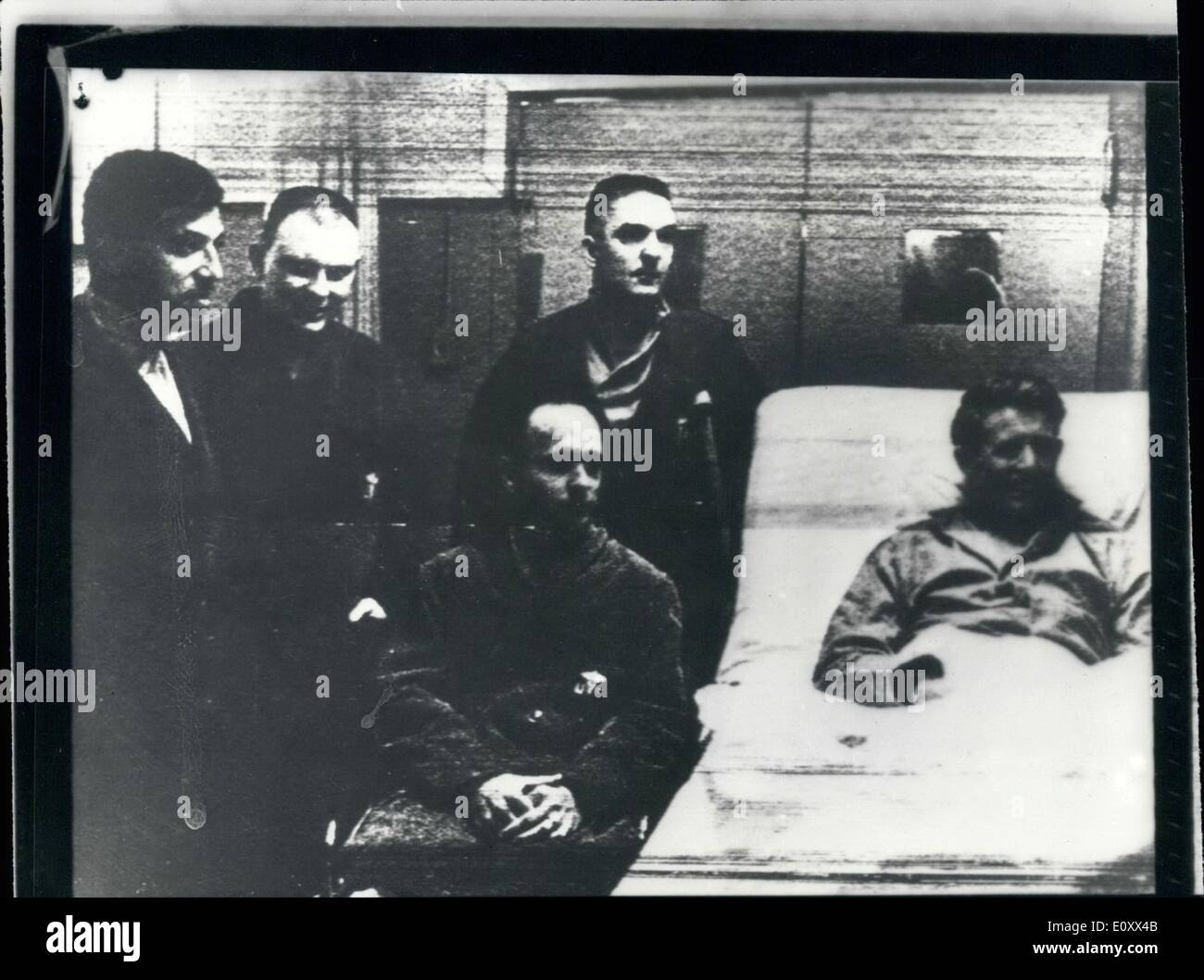 Gen 01, 1968 - Pezzi di quattro bombe idrogeno riscontrato dal bombardiere si è schiantato in Groenlandia. L'AMBASCIATA DEGLI STATI UNITI a Copenaghen ha detto ieri che i pezzi di tutte e quattro le bombe di idrogeno dalla American bombardiere B-52 che si è schiantato sul ghiaccio in prossimità della base aerea di Thule in Groenlandia, sono stati trovati. La ricerca continua per altre parti della bomba. Mostra fotografica di:- i membri dell equipaggio della si è schiantato B-52 H-bomber, raffigurato in ospedale a Thule. Foto Stock