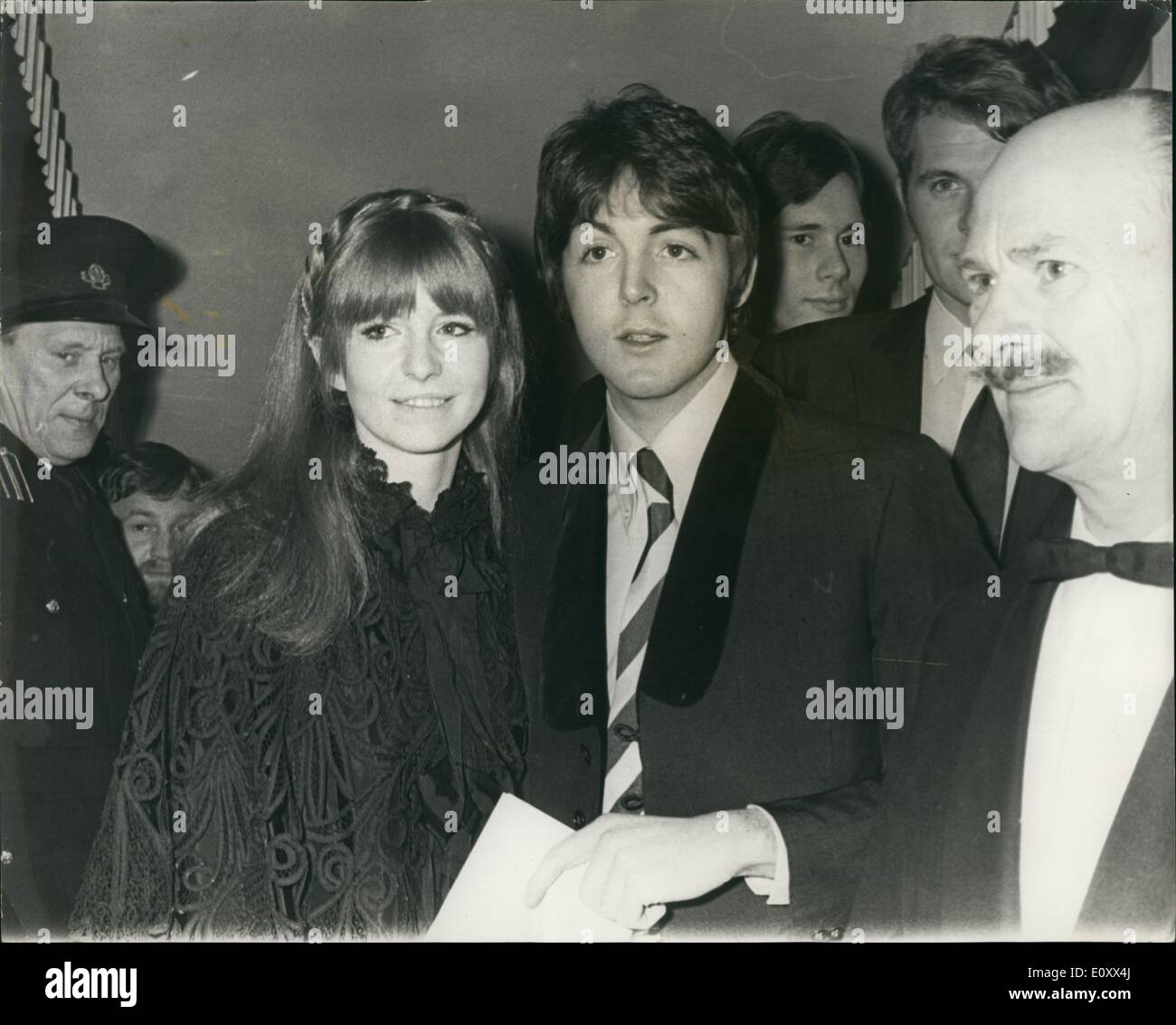 Gen 01, 1968 - World Premiere del film ''Here we go round del Mulberry Bush'': mostra fotografica di Beatle Paul Mccartney e la sua ragazza Jane Asher, foto di arrivare presso il London Pavilion la notte scorsa, per partecipare al World premiere del film ''Here We Go Round del Mulberry Bush" Foto Stock