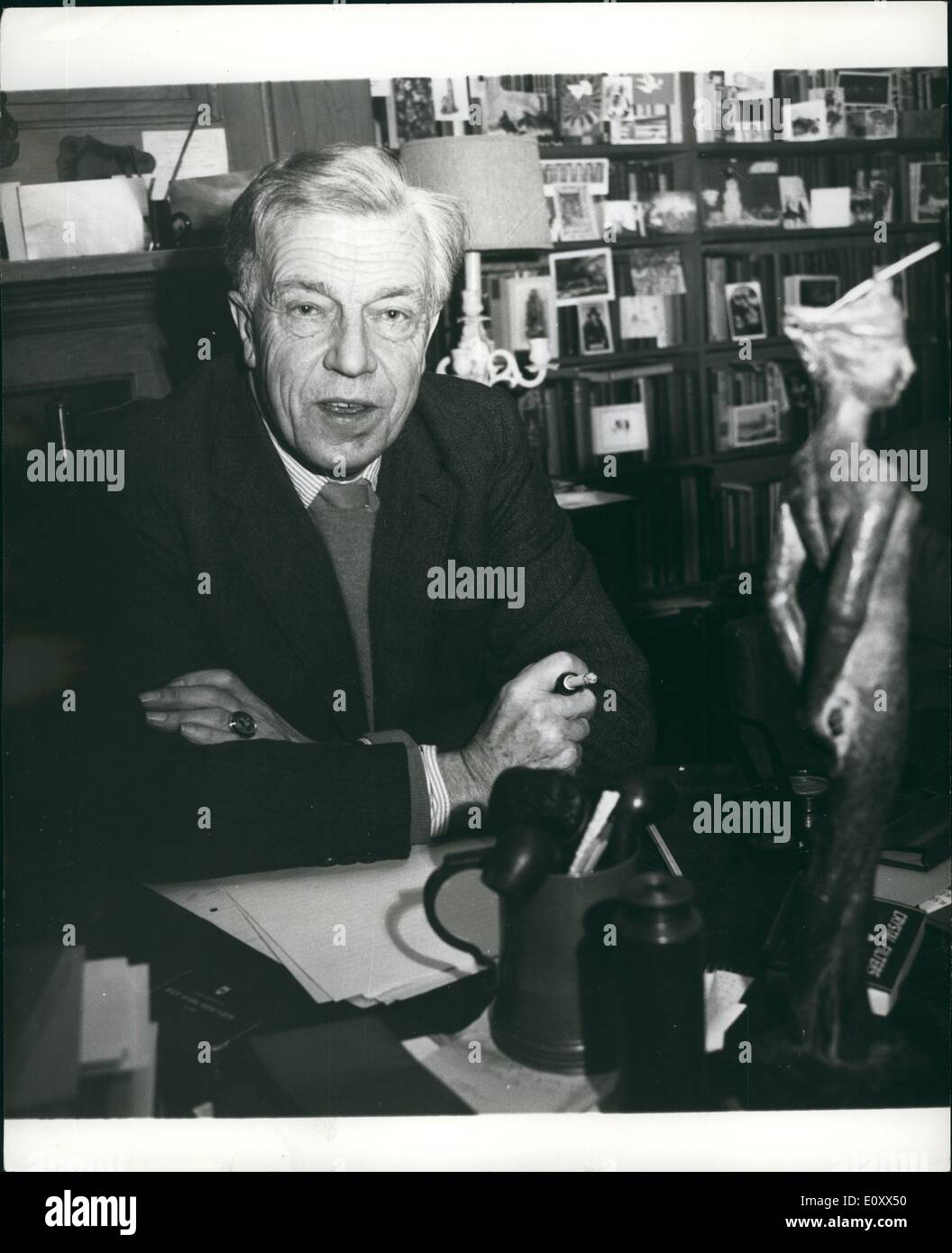 Gen 01, 1968 - Cecil Day-Lewis da poeta laureato: Cecil Day-Lewis, 63, è quello di essere il nuovo poeta laureato in successione a John Masefield, morto lo scorso maggio, di anni 88. Egli scrive detective stories sotto il nome di Nicholas Blake. Mostra fotografica di Cecil Day-Lewis, che è quello di essere il nuovo poeta laureato e illustrata ieri nella sua casa di Greenwich. Foto Stock