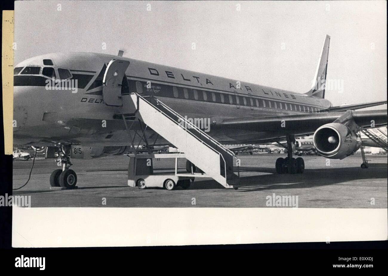 Mar 08, 1968 - Un Delta Air Lines aereo è dirottato e costretto a volare a Cuba: un DC-8 piano passeggero di Delta Air Lines, del valore di milioni di euro è stato dirottato da uno dei suoi passeggeri, Laurence Rhoes, un cittadino degli Stati Uniti dalla Florida. Rodi, la pistola in mano, costretto il piano di equipaggio per volare a Bavana dove è atterrato a Jose Marti International Airport. Il piano di Delta aveva appena lasciato Tampa sul suo modo di West Palm Beach con 102 passeggeri a bordo. Rodi ha chiesto asilo politico e le autorità cubane sono ora considerando la sua petizione Foto Stock
