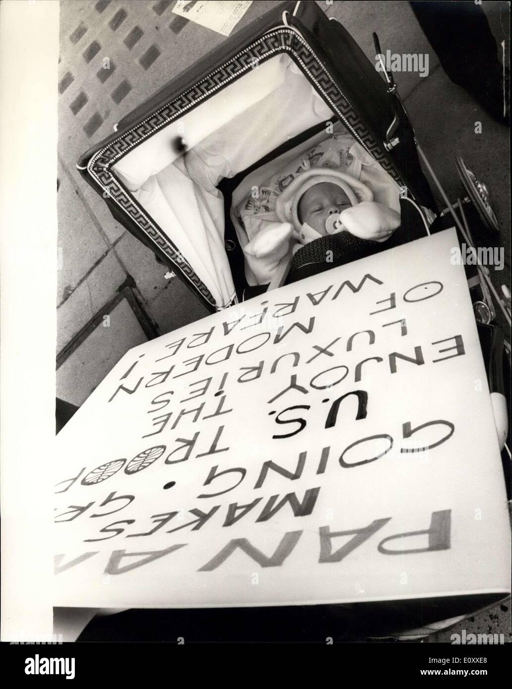 Il 12 marzo, 1968 - Dimostrazione contro la Pan American Airways per il trasporto di truppe in Vietnam.: una dimostrazione ha avuto luogo oggi al di fuori dei locali del piano American Airways a Piccadilly, dove le proteste sono state fatte circa l'utilizzo dell'azienda aeromobile usato per volare di truppe americane in Vietnam. La foto mostra il bambino dorme pacificamente nella PRAM durante le manifestazioni al di fuori degli uffici della Pan American Airways in Piccadilly oggi. Foto Stock