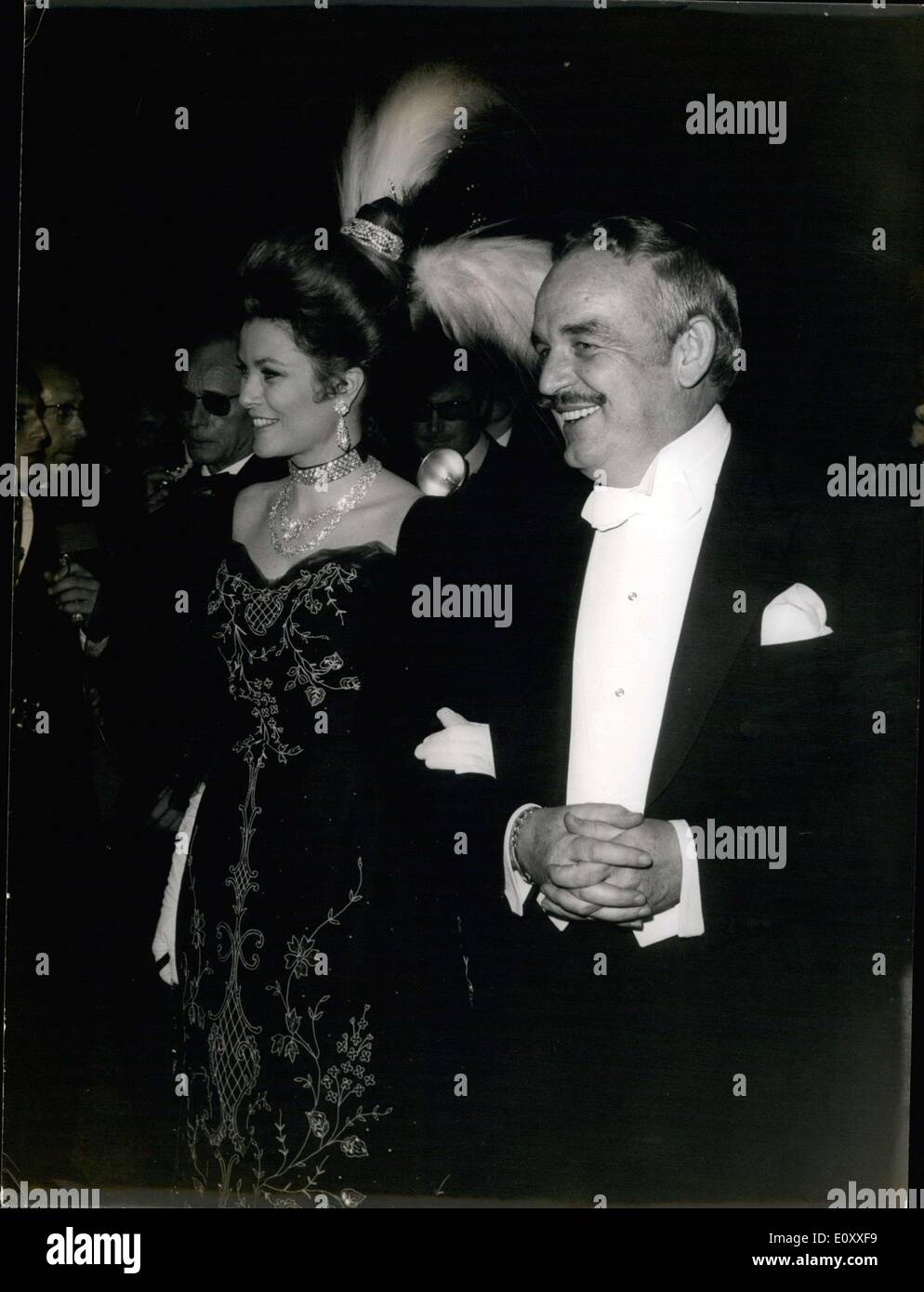 Mar 17, 1968 - In presenza della Principessa Grace e il Principe Ranieri di Monaco, vi è stato un 1900 palla al casinò di Monte Carlo. Gli ospiti sono arrivati in abiti da quel periodo. Foto Stock
