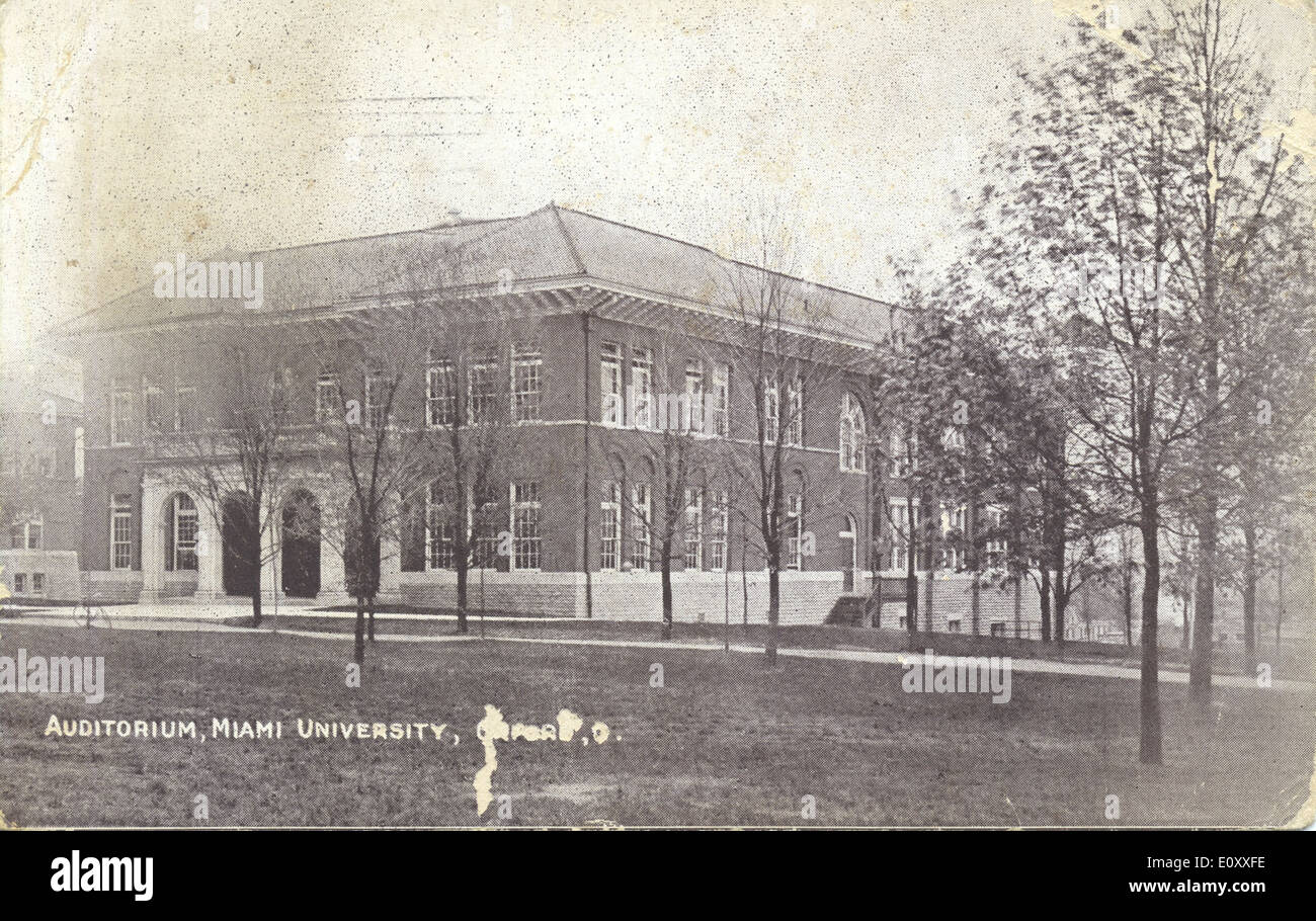 Questa cartolina della Bowden Postcard Collection cattura l'auditorium di un'università di Oxford, Ohio. L'immagine mostra la sede utilizzata per spettacoli ed eventi accademici, riflettendo il significato culturale ed educativo dello spazio. Foto Stock