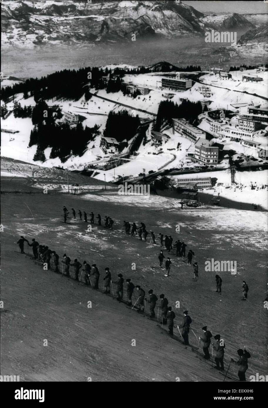 Gen 01, 1968 - pronti per le Olimpiadi Invernali di soldati di 27 Brigata Alpina del livellamento del Plympic le vie di Chamrousse Foto Stock