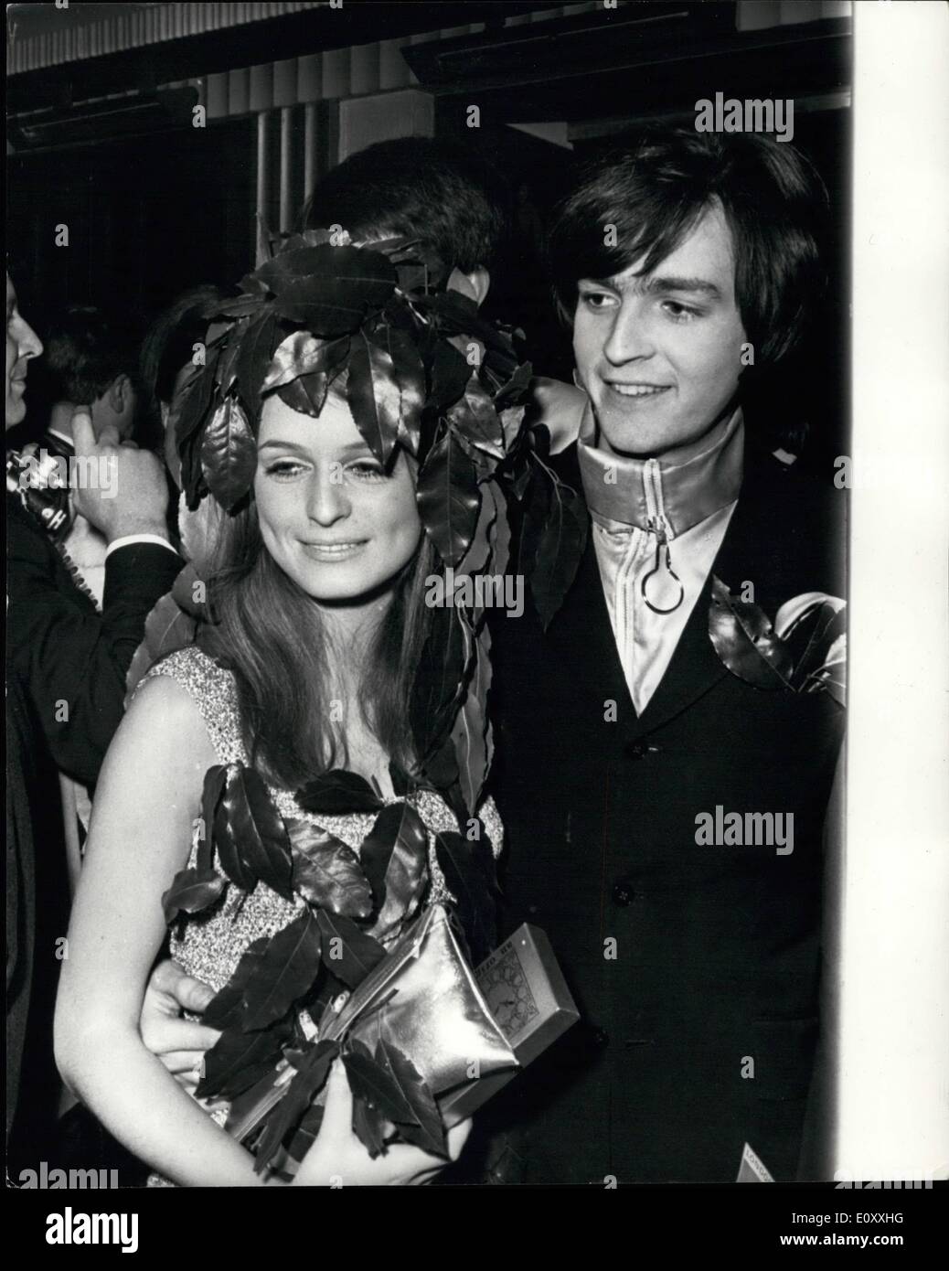 Gen 01, 1968 - World Premiere del film ''Here We Go Round del Mulberry Bush'': mostra fotografica di Tina Kriz, 17, indossa una ghirlanda di alloro e David scellino, arrivando al padiglione di Londra la scorsa notte, a frequentare il mondo premier del film ''Here We Go Round del Mulberry Bush" Foto Stock