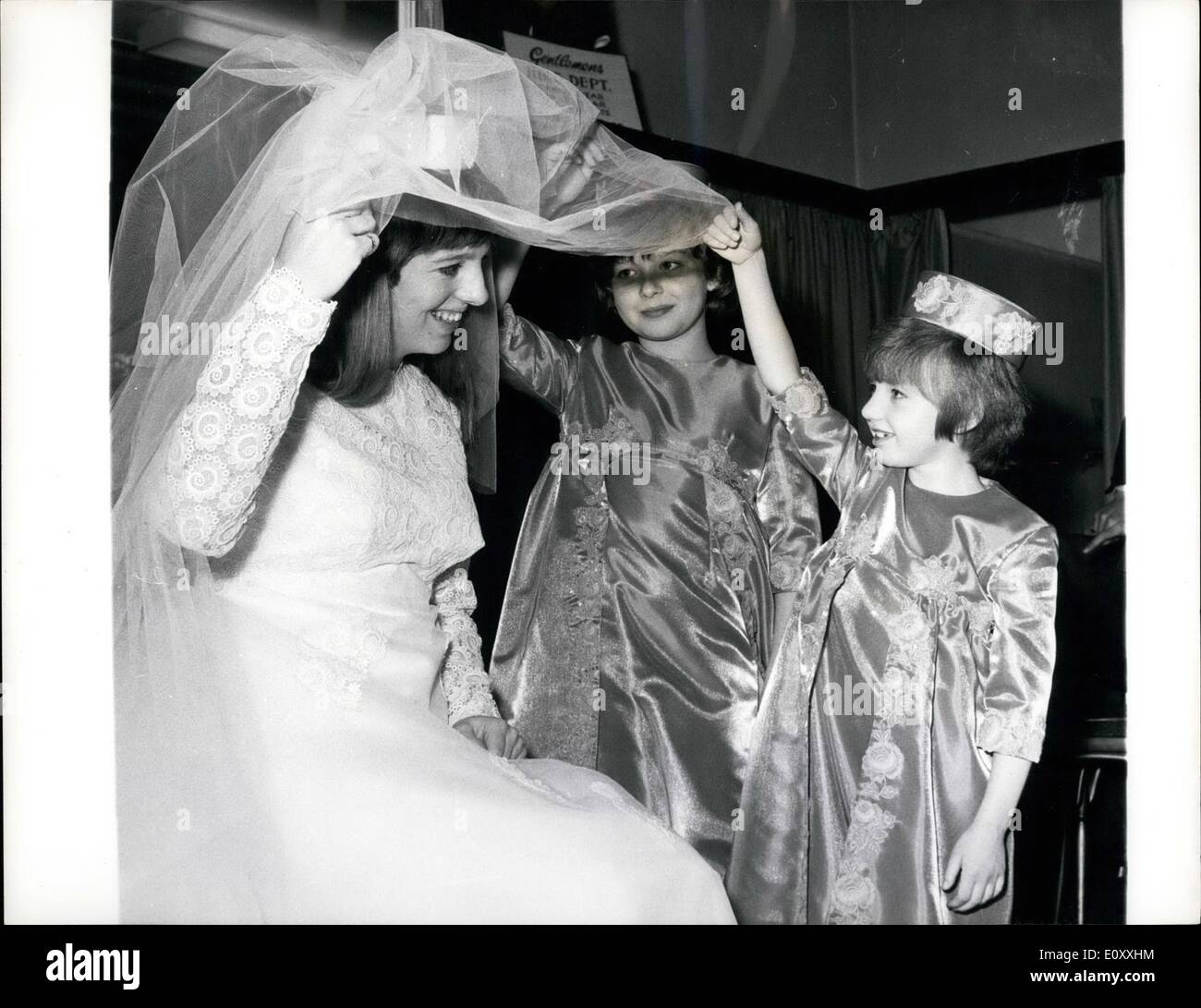 Gen 01, 1968 - Linda Ludgrove tenta in abito da sposa - Empire Giochi oro  Medallist Ludgrove Linda è stata oggi preparandosi a prendere il tuffo di  nuovo. Ma questa volta non