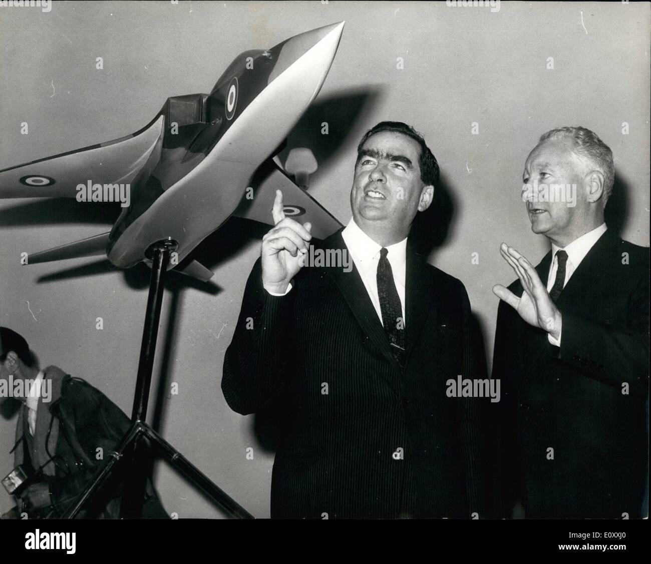 Gen 01, 1968 - Accordo di produzione in comune dell'anglo-francese JAGUAR aeromobile firmato. La produzione in comune accordo è stato firmato oggi a Londra per la JAGUAR anglo-francese, un supersonico / strike fighter trainer aeromobile essendo costruito in quattro versioni per i britannici e francesi forze dell'aria. Il velivolo, che è supersonic a basso livello e dovrebbero raggiungere Mach 1.7 in altitudine, è alimentato da due Rolls Royce Turbomeca Adour motori. BAC è la costruzione del parafango, vicino alla fusoliera e unità di coda, con l'assemblaggio finale effettuata in Francia da parte di squadre miste di Breguet e ingegneri BAC Foto Stock