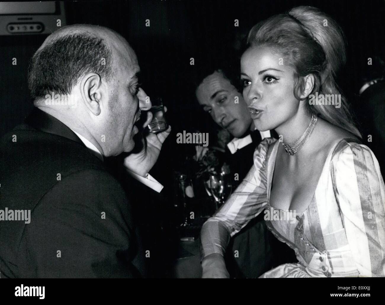 Gen 01, 1968 - felici vincitori del GOLDEN BAMBI... ...Sono Elizabeth Taylor un Richard Burton. Essi hanno dato il ''Bambi'' per la prima volta. Negli studi della TV tedesca di Monaco di Baviera. Essi hanno ricevuto in corrispondenza di una splendida mostra il rispetto per il migliore permettersi teatrale. Insieme con thw due stelle dall America ''Golden Bambi'' (l'Unione ''Oscar'') ricevuto Senta Berger (come favorest stella della Germania), HEINZ RUHMANN, SOPHIA LOREN e Rock Hudson, Sophia Loren e Rock Hudson non compaiono e quindi non potevano ricevere i loro aspetti personalmente Foto Stock