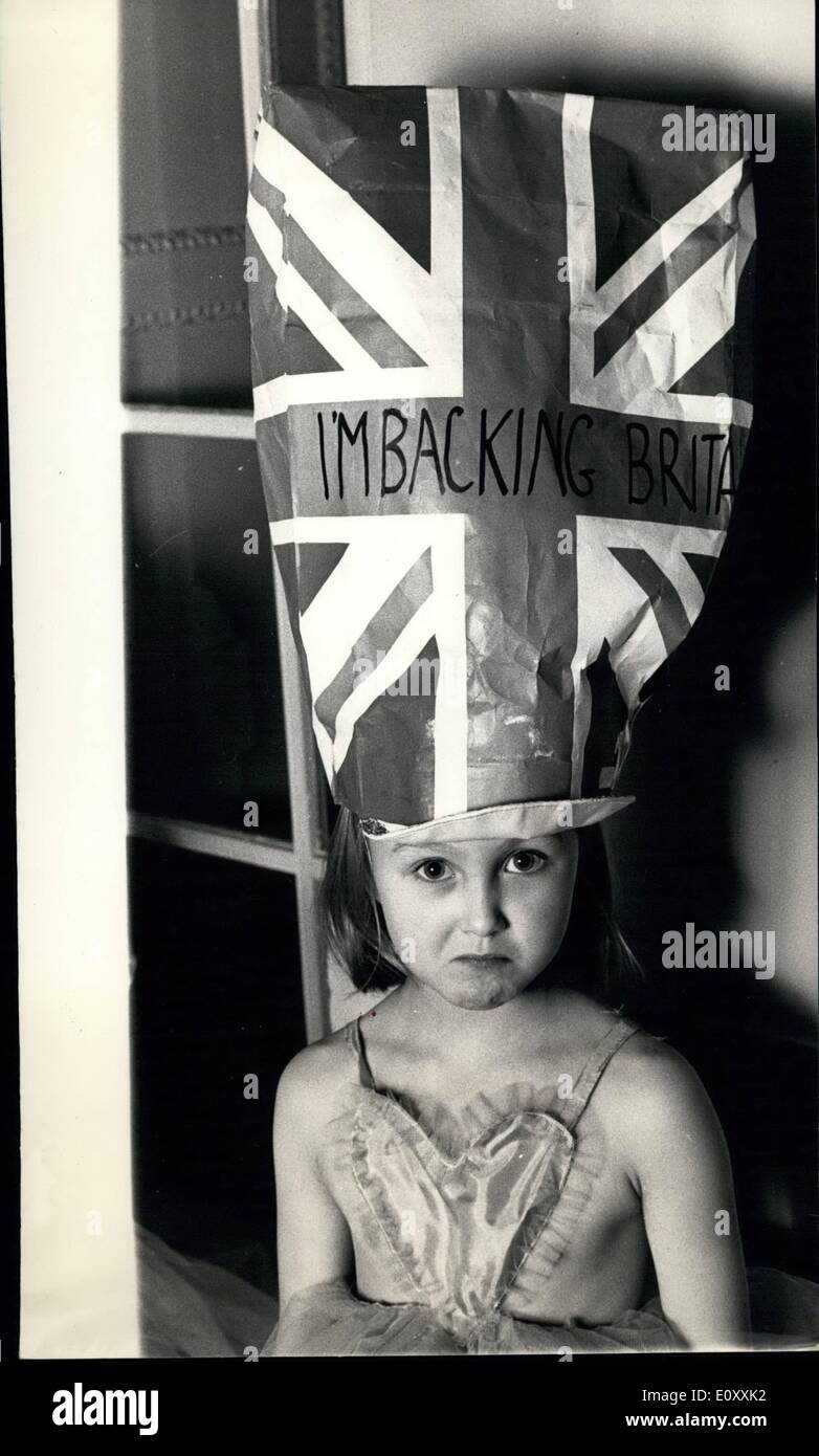 Gen 01, 1968 - Blue Bird Party a Hyde Park Hotel: oltre 200 bambini di ben noti i genitori e i loro amici erano che si diverte a annuale di uccello blu party organizzato per aiutare i bambini meno fortunati. Il partito,disposti da miss Violetta Ballantine in aiuto della lega di peccato, si è tenuto presso il Hyde Park Hotel. L'Uccello blu è il simbolo della lega di peccato che è la sezione junior della Società Nazionale per la prevenzione della crudeltà contro i bambini. Il enterteinments incluso un copricapo di fantasia della concorrenza. Mostra fotografica Foto Stock