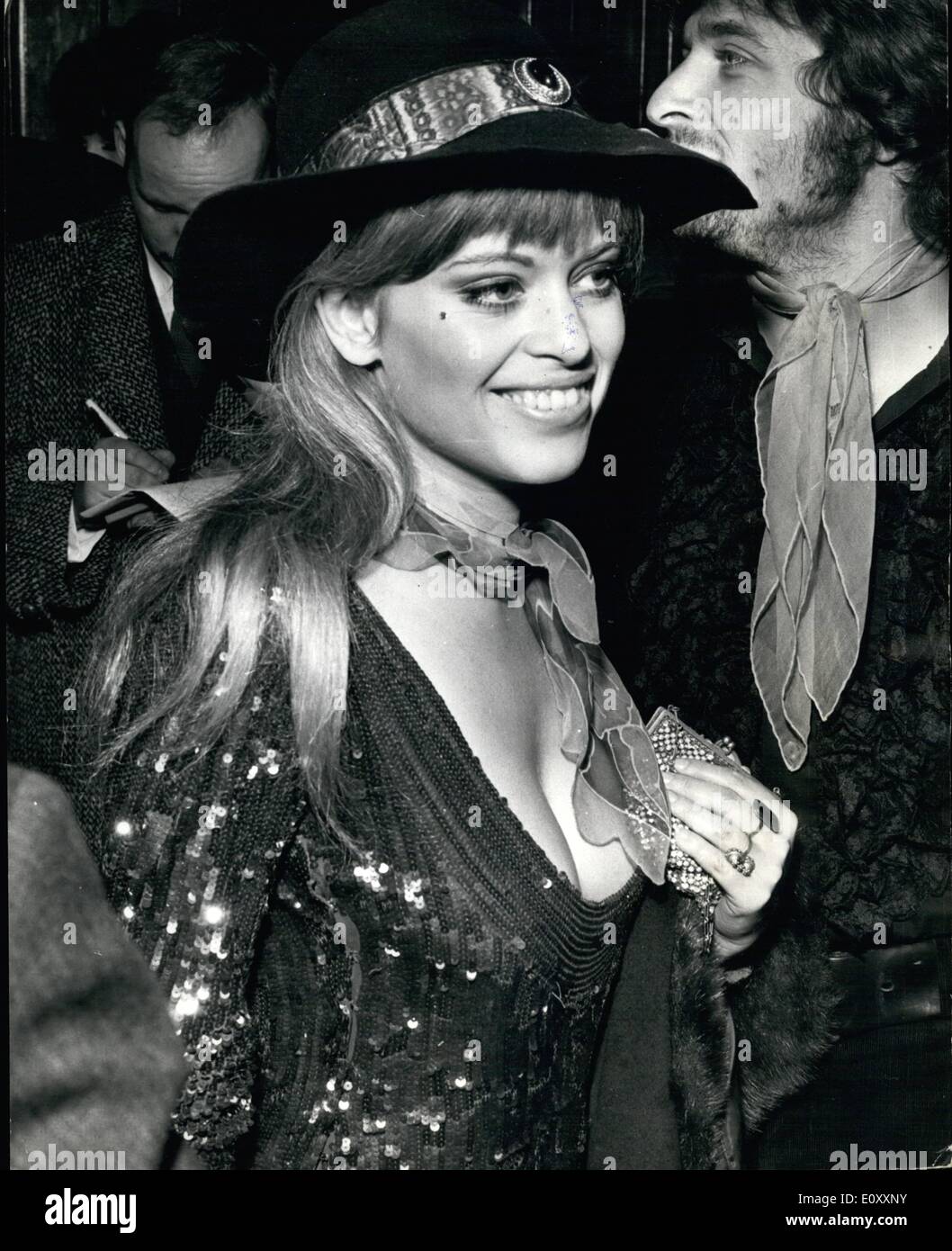 Gen 01, 1968 - world premiere del film ''Here we go round del Mulberry bush'', phto mostra Edna Ronay, wereaing un abito shimmy e cappello in feltro, foto di arrivare presso il London pavilion la scorsa notte , a frequentare il mondo premiers del film. ''Qui ci g round del Mulberry bush" Foto Stock