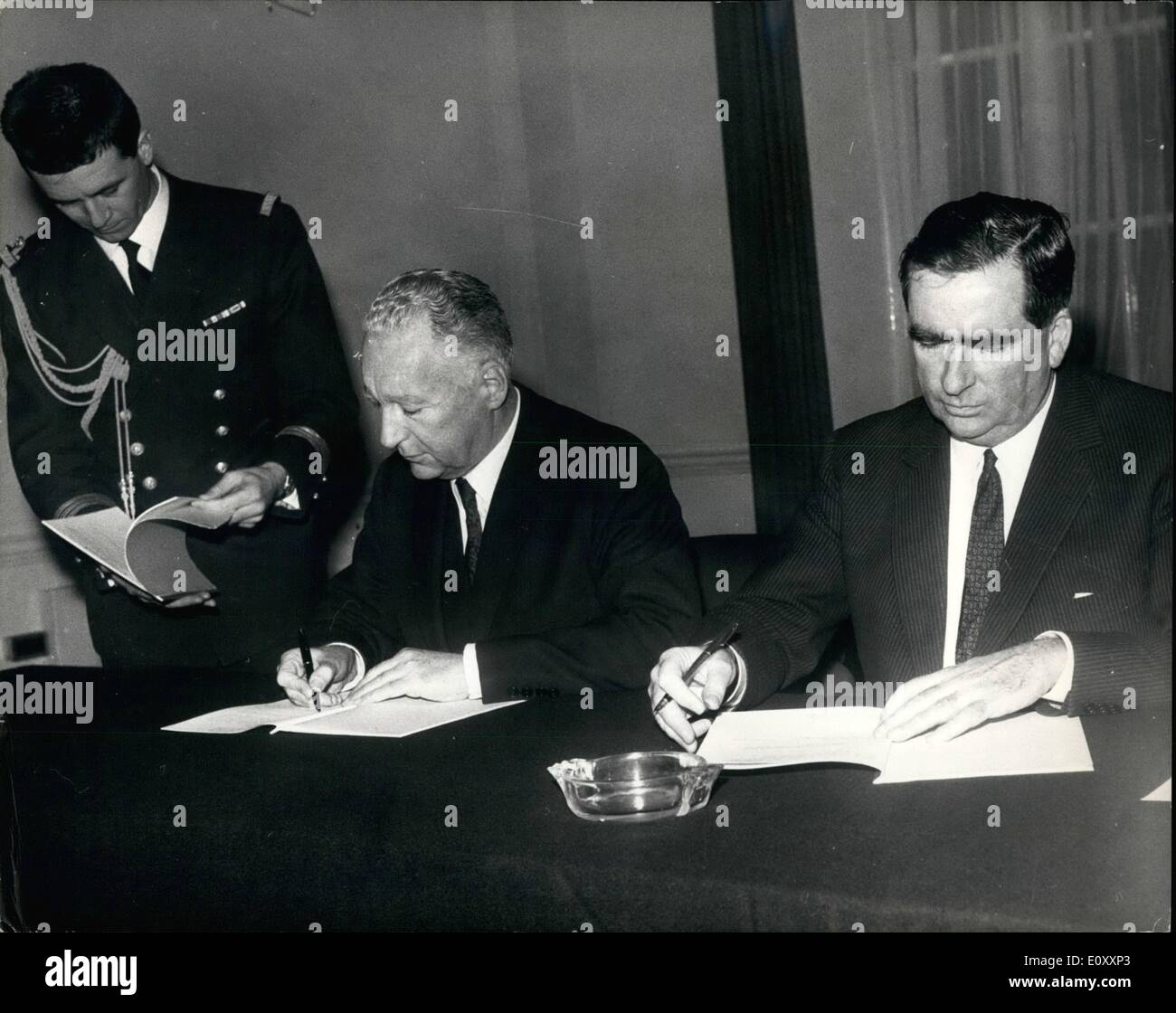 Gen 01, 1968 - accordo di produzione in comune dell'anglo-francese jaguar aeromobile firmato. La produzione in comune accordo è stato firmato oggi a Londra per la Anglo - francese Jaguar, supersonico strike fighter aerei trainer essendo costruito in quattro versioni per i britannici e francesi forze dell'aria. Il velivolo , che è supersonic a basso livello e dovrebbero raggiungere mach 1.7 in altitudine, è alimentato da due Rolls Royce turbocharge un dour motori. Bach è la costruzione del parafango. La fusoliera posteriore e unità di coda, con l'assemblaggio finale effettuata in Francia dal team misti di beguet e ingegneri di Bach Foto Stock