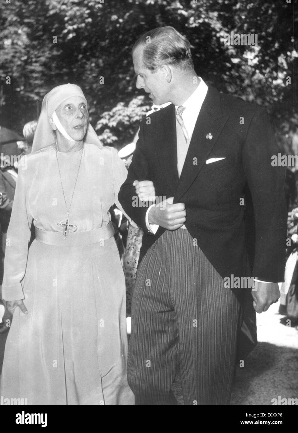 Il principe Filippo a piedi con sua madre la principessa Alice Foto Stock