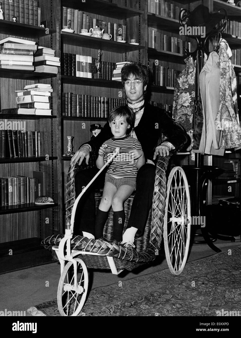 I Beatles John Lennon a casa in un buggy con figlio Julian Foto Stock