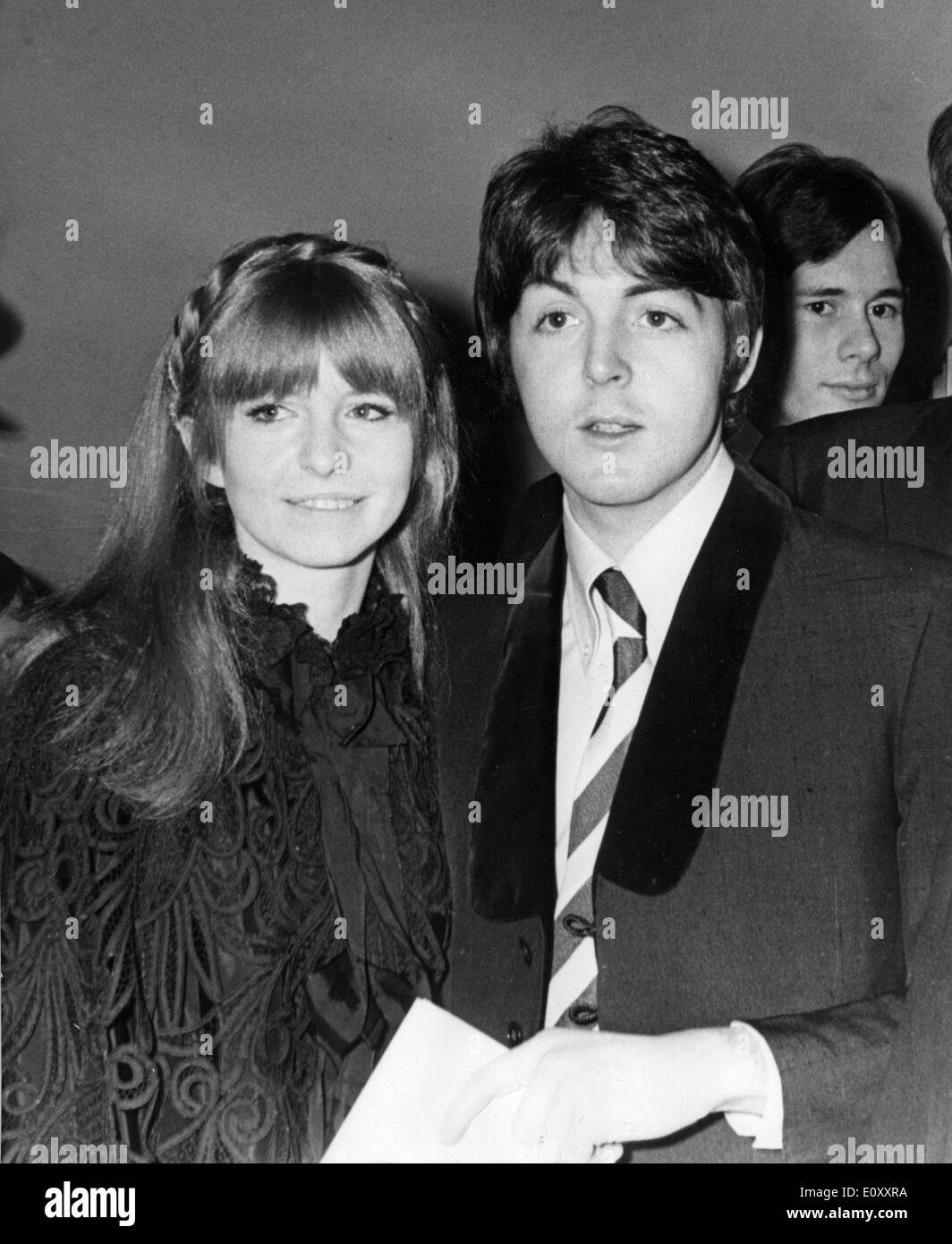 Beatle Paul McCartney con Jane Asher presso il London Pavillion Foto Stock