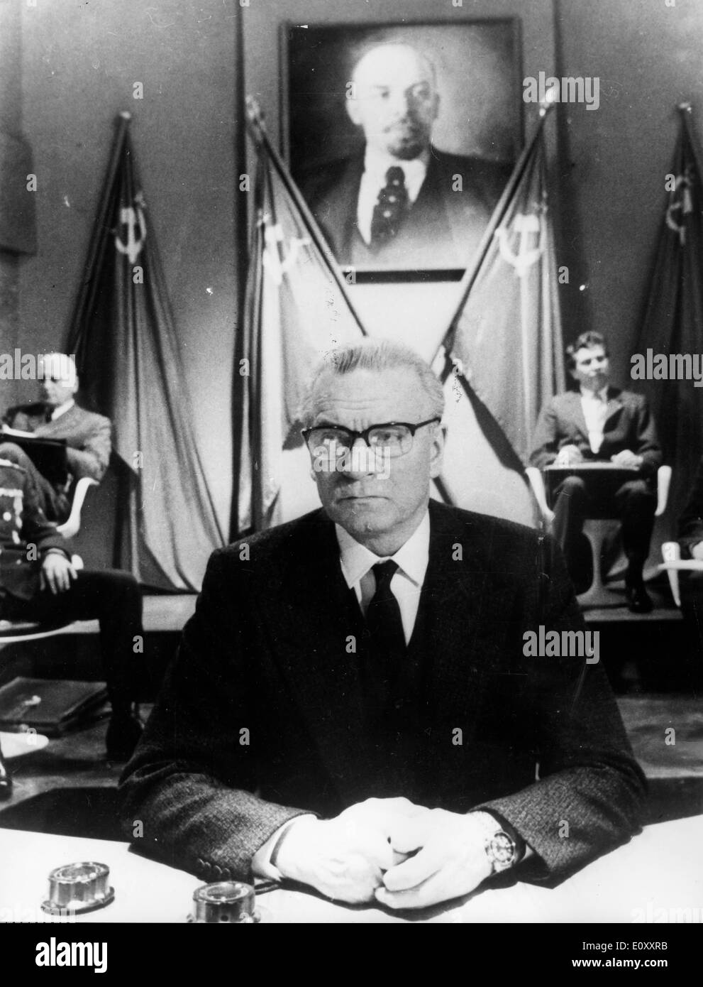 Attore Laurence Olivier in una scena da "le scarpe del Pescatore" Foto Stock