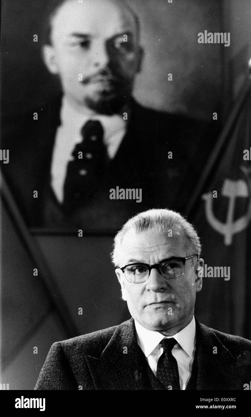 Attore Laurence Olivier in una scena da "le scarpe del Pescatore" Foto Stock
