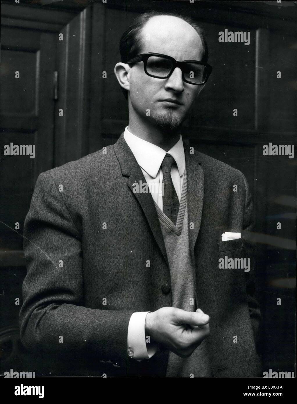 Gen 12, 1968 - Runaway poeta russo a Londra. Un runaway poeta russo, il dottor Naoum Gourevich, arrivando alla stazione di Euston e dalla Scozia la notte scorsa, ha detto che era stato in Gran Bretagna per due mesi. ''Io sono stato a Glasgow per affari letteraria. Ho intenzione di rimanere qui." Egli ha detto, quando egli fuggì a ovest egli è scampato alla bracciolo dalla polizia segreta sovietica sulle tariffe di distribuzione anti-sovietico di letteratura. Egli si ritiene di aver raggiunto la Gran Bretagna dal modo di Israele. Il dott. Gourevich detto ''avevo programmato la mia fuga per sei anni e mezzo. Ero stato in ospedale per due mesi quando ho deciso di fare la mia mossa Foto Stock