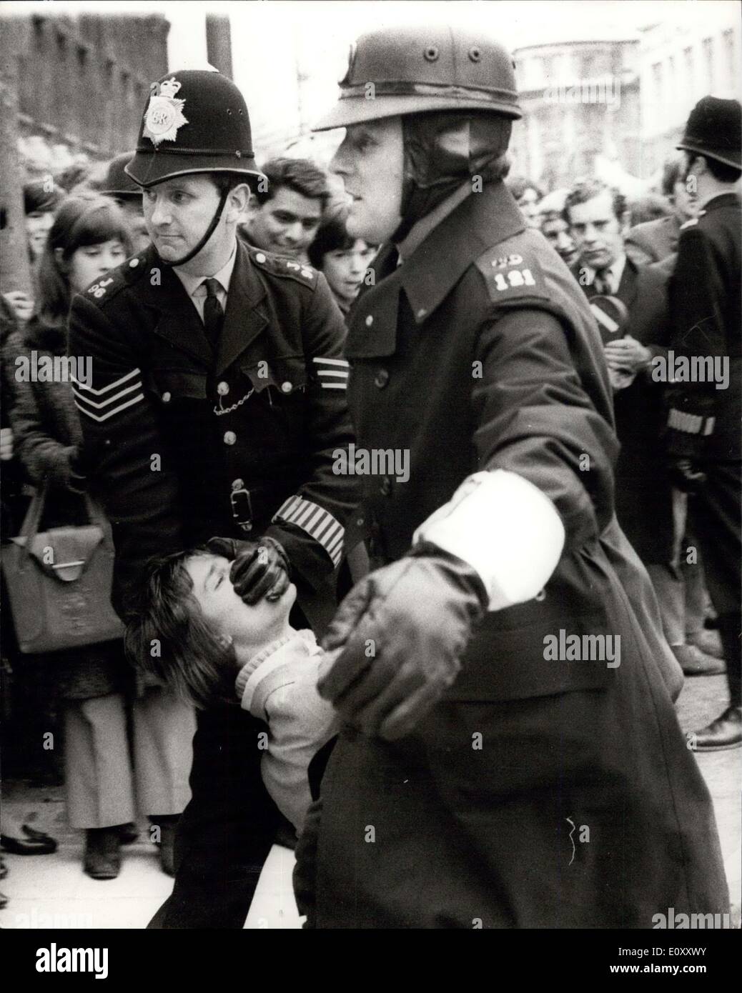 Mar 24, 1968 - I giovani della Campagna per il disarmo nucleare stadio guerra Anti-Vietnam dimostrazione: i giovani della Campagna per il disarmo nucleare oggi in scena un anti-guerra del Vietnam Manifestazione a Trafalgar Square, seguita da marzo a Downing Street dove le petizioni sono state consegnate al No.10. La foto mostra: un funzionario di polizia morsetti la sua mano sopra la bocca di uno dei manifestanti come egli è trascinato via in Whitehall oggi. Foto Stock