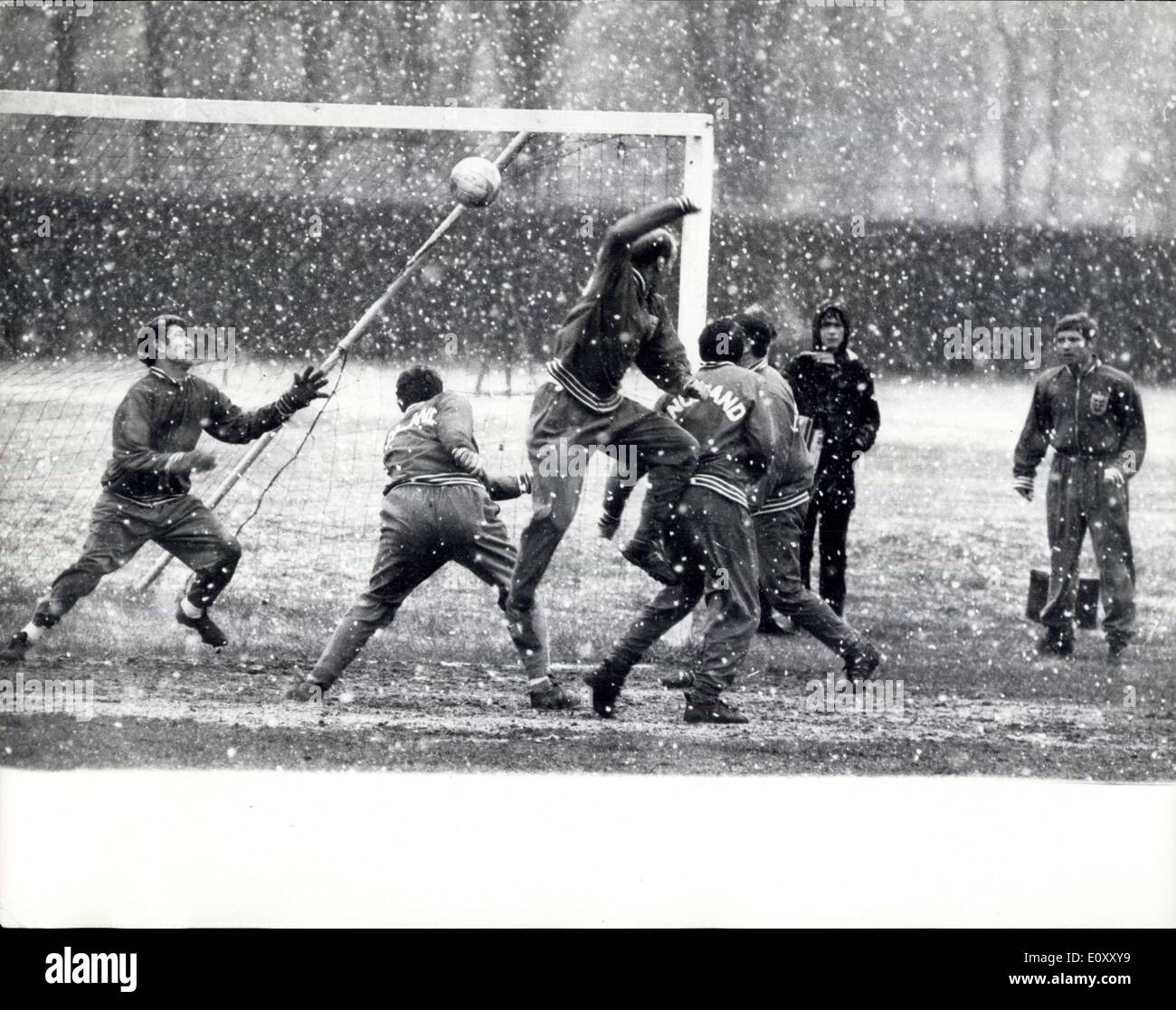Apr. 02, 1968 - Inghilterra il calciatore treno per domani il Match contro la Spagna: calciatore inglese erano alla Roehampton oggi, formazione per domani il match contro la Spagna nelle nazioni europee Cup quarti di finale primo cup - a Wembley. La foto mostra in Inghilterra i giocatori giocano un mach in una tempesta di neve alla Roehampton oggi durante il training. Bobby Charlton è visto che saltava fino alla testa di un obiettivo passato portiere Pietro Bonetti (sinistra), sull' estrema destra guardando su è Alan Ball. Foto Stock Apr. 02, 1968 - Inghilterra il calciatore treno per domani il Match contro la Spagna: calciatore inglese erano alla Roehampton oggi, formazione per domani il match contro la Spagna nelle nazioni europee Cup quarti di finale primo cup - a Wembley. La foto mostra in Inghilterra i giocatori giocano un mach in una tempesta di neve alla Roehampton oggi durante il training. Bobby Charlton è visto che saltava fino alla testa di un obiettivo passato portiere Pietro Bonetti (sinistra), sull' estrema destra guardando su è Alan Ball. Foto Stock