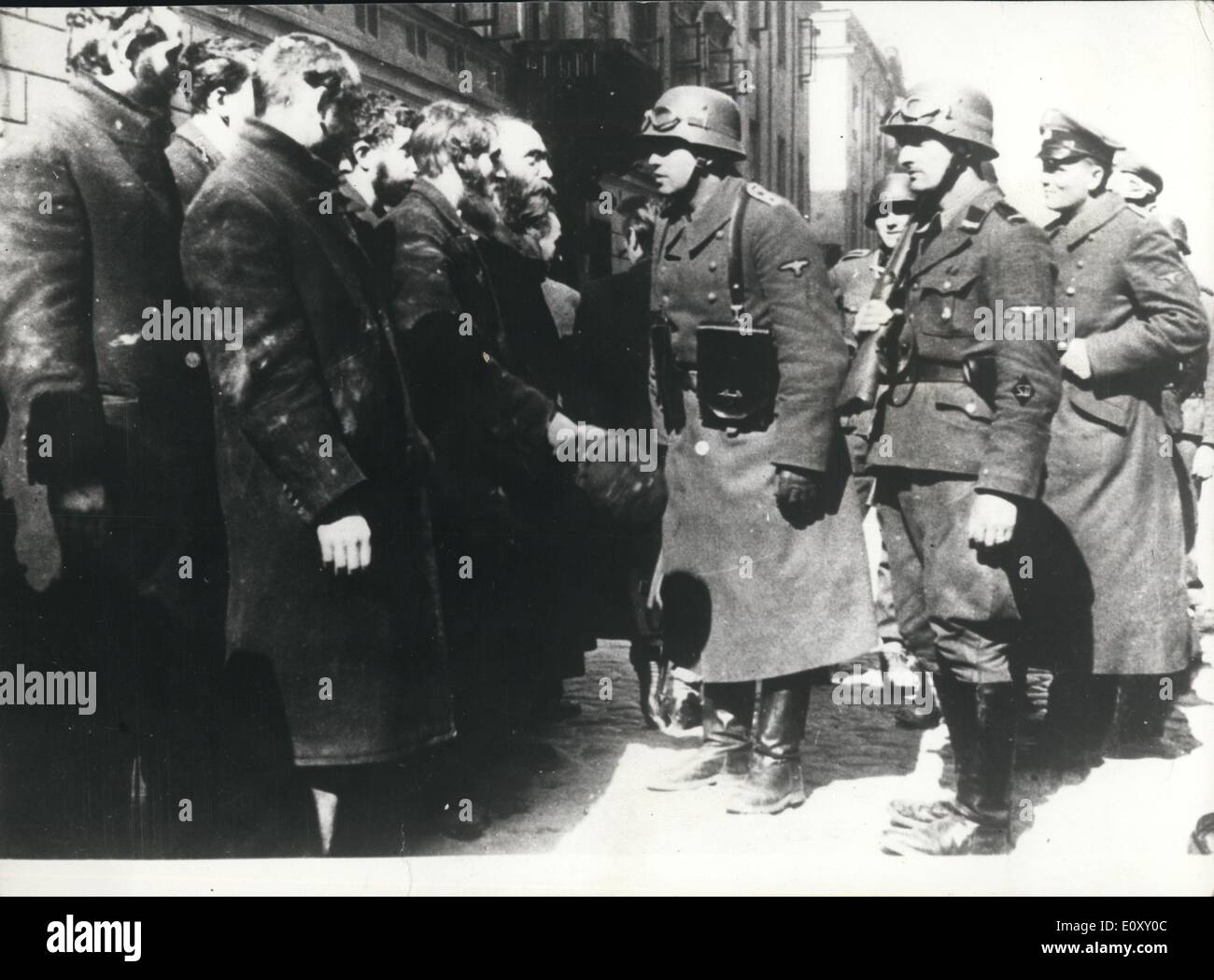 Apr. 04, 1968 - 25tth. Anniversario della rivolta ebraica contro esercito in Polonia: Sul 19th. Aprile 1943, organizzazioni israeliane di Foto Stock