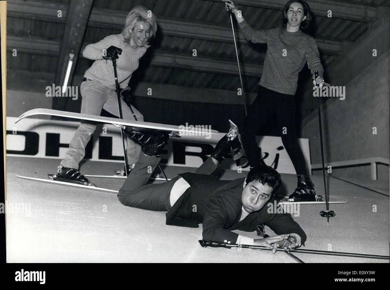 Gen 20, 1968 - Showmaster Vico Torriani è mostrato qui con professional sciatore Heidi Schmidt-Biebl e Edith Zimmermann-Rhomberg. Torriani è mostrato dopo un imbarazzante di slittamento. Egli è la formazione di sciare perché la sua mostra le chiamate per esso. Foto Stock