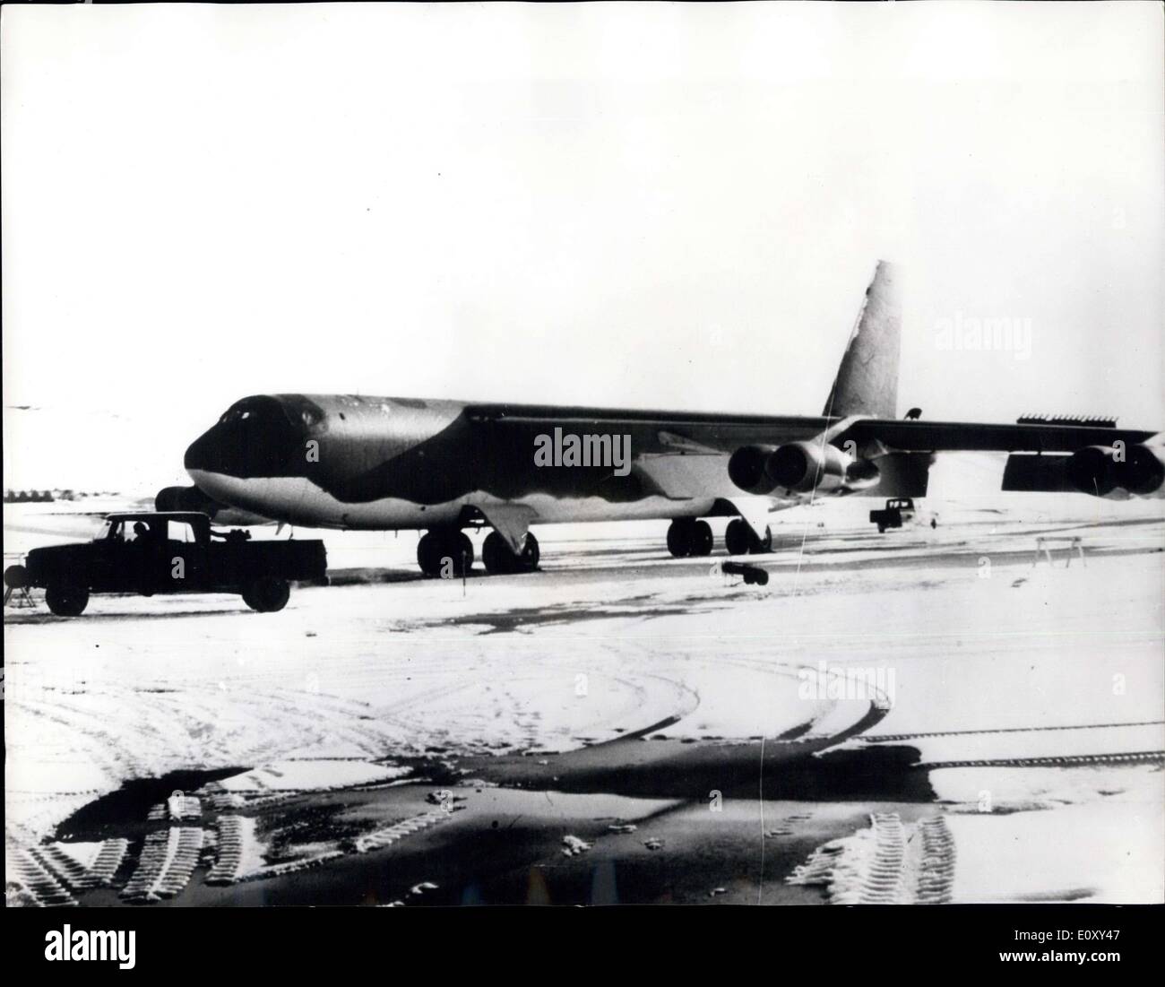 Gen 23, 1968 - Ricerca per H-bombe dopo bombardiere americano si blocca in Groenlandia: una ricerca viene effettuata da American Air Force squadre per quattro bombe di idrogeno a bordo di un bombardiere statunitense che si è schiantato in ghiaccio-coperta mare quando si tenta di eseguire un atterraggio di emergenza. Il piano, un bombardiere B-52, si è schiantato ieri in Groenlandia il North Star Bay - sette miglia dalla American Air Force Base a Thule. Una dichiarazione detta il bombardiere B-52 di armi nucleari sono stati disarmati e non vi è alcun pericolo di esplosione nucleare Foto Stock