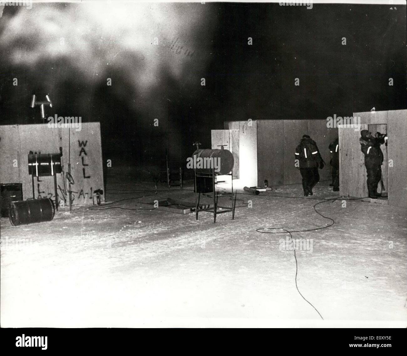Gen 30, 1968 - Gli americani impostare camp sul ghiaccio del mare del Nord bay per si è schiantato bomber cerca: una vista del campo impostata dall'American Air Force sul ghiaccio del mare del Nord Bay, dove gli operatori di soccorso e di esperti in grado di ottenere forniture-dopo il crash di American B.52 bomber che si schiantò vicino alla Thule Air base in Groenlandia. Un round-the-clock di ricerca viene eseguita per il bombardiere la bomba H carico. Foto Stock