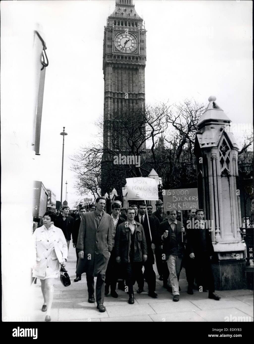 Apr. 04, 1968 - Dockers marzo su House of Commons: diverse centinaia di lavoratori portuali di Londra hanno marciato su House of Commons oggi, a sostegno del sig. Enoch Powell, la saccheggiarono Tory portavoce della difesa, e in segno di protesta contro il governo di gara relazione Bill. Mostra fotografica di Dockers visto arrivare alla House of Commons oggi - alcuni dei quali stanno portando i banner. Foto Stock