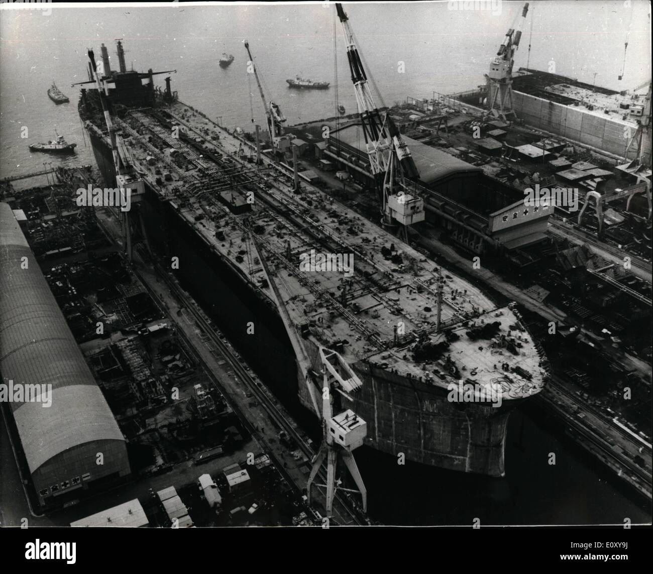 Apr. 04, 1968 - più grande del mondo di cisterna ha lanciato. Un 276.000 DWT-cisterna, il più grande al mondo è stato lanciato a Yokohama Cantiere Navale di Ishikawajima-Harima Heavy Industries Co. Ltd. in Giappone. Il mammoth nave è 346-m. lungo e 53.3m. di larghezza, e sarà completato entro la fine del mese di agosto di quest anno per il trasporto di Bantry Co. di Bermuda attraverso il National Portarinfuse Inc di U.S.A. che hanno ordinato due più come lei. La grande cisterna potrà trasportare petrolio dal Golfo Persico a un terminale centrale stazione per essere costruito nella Baia di Bantry, sud-ovest Irlanda e andare per la via del Capo di Buona Speranza Foto Stock