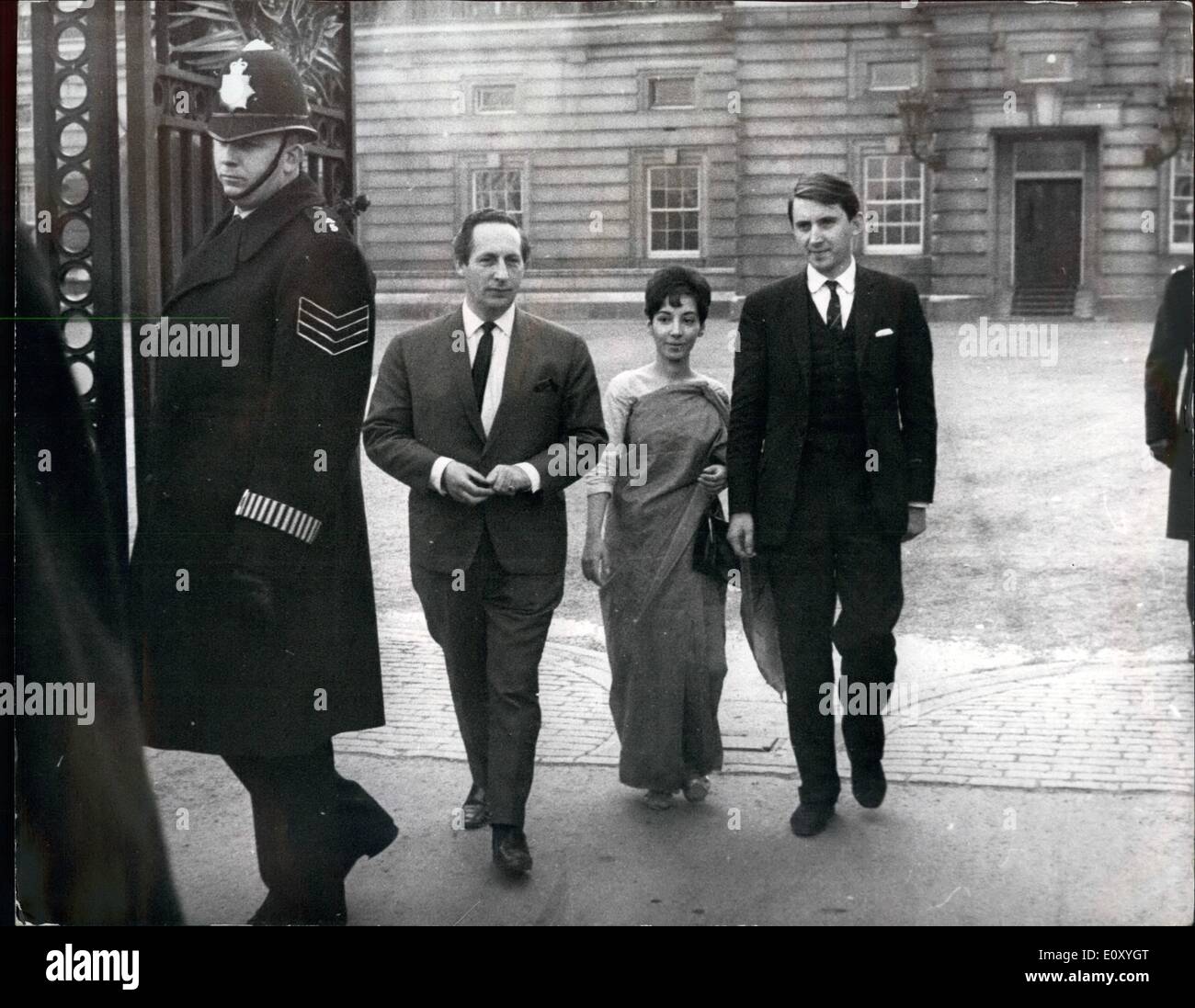 Febbraio 02, 1968 - Bill immigrati lettera consegnata a Buckingham Palace. Una deputazione guidata dal sig. David Steel, MP, portavoce liberale in comune su gli affari del Commonwealth, questo pomeriggio consegnato una lettera chiedendo la Regina come capo del Commonwealth e del capo di Stato in Gran Bretagna, di rifiutare il parere conforme del Royal Commonwealth immigrati Bill dopo il suo passaggio attraverso il Parlamento. Keystone Mostra fotografica di:- visto lasciare il palazzo dopo aver consegnato la lettera di oggi sono (L a R): Dr. Maurice Miller, manodopera p.f. per Kelvin Grove, Glasgow; onorevole Foto Stock