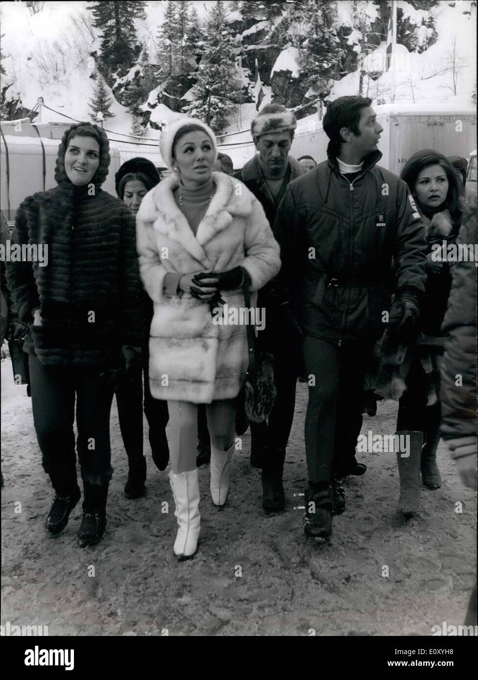 Febbraio 02, 1968 - Olimpiadi Invernali OPS: Farah Diba raffigurata con suo fratello in legge, il Principe Pahlevi sul suo modo di Chamrousse. Foto Stock