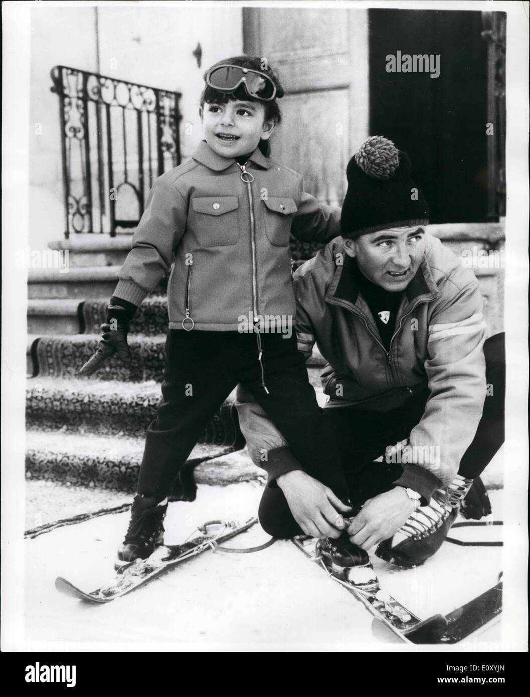 Febbraio 02, 1968 - Queen Farah Dira di Persia a St Moritz con sua figlia Principessa Farahnaz.: Regina Farah Dira di Persia, e sua figlia Principessa Farahnaz, sono a St Moritz per la loro vacanza invernale. La foto mostra ha il suo cielo strapped on da parte di un istruttore prima di partire. una lezione presso il St Moritz. Foto Stock