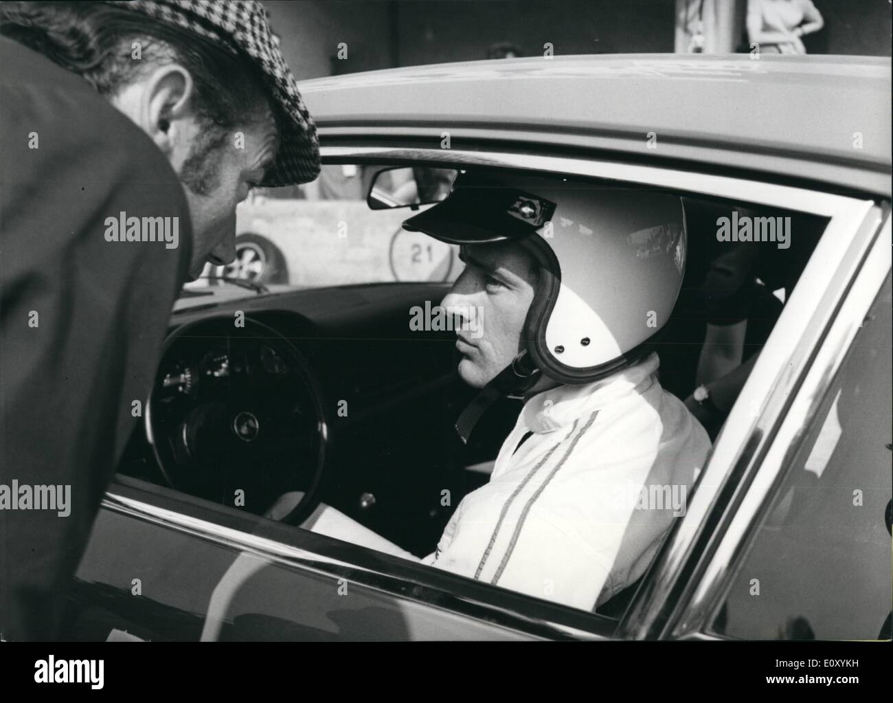 Apr. 04, 1968 - Jean-Claude Killy, famoso sci francese-stella parteciperà a 100 chilometro di gara a Monza il 24 aprile. Le immagini mostrano lui pilotare una Porsche - auto della Porsche -team. Foto Stock