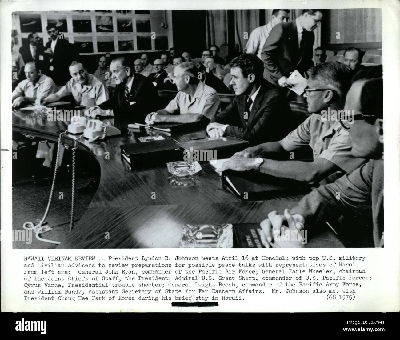 Apr. 04, 1968 - Hawaii Vietnam Review -- Presidente Lyndon B. Johnson incontra il 16 aprile a Honolulu con top U.S. Militari e civili di consulenti per i consulenti di revisione per possibile i colloqui di pace con il rappresentante di Hanoi. Da sinistra sono: il generale John Ryan, comandante della Pacific Air Force; Generale Earle Wheeler, Presidente del Comune di capi di Stato maggiore; il Presidente Ammiraglio U.S. Concessione Sharp, comandante dell'U.S Foto Stock