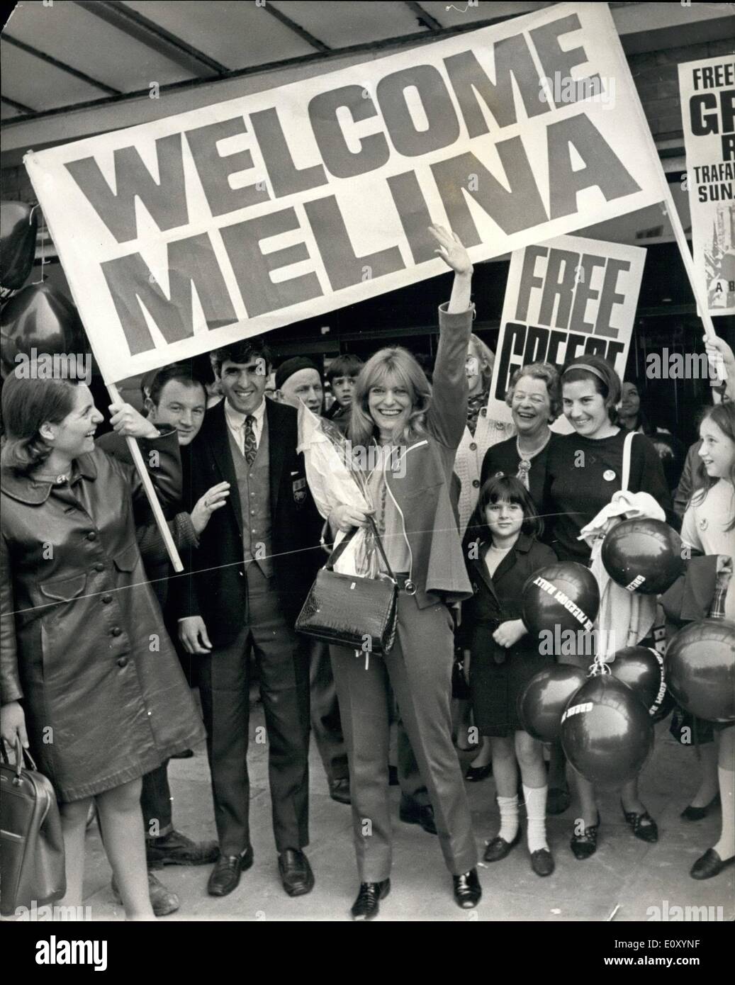 Apr. 04, 1968 - Melina Mercouri arriva a Londra: attrice greco Melina Mercouri arrivati in aeroporto di Londra oggi per la tappa britannica della sua campagna europea per il ripristino della democrazia in Grecia. Keystone mostra fotografica di Melina Mercouri è salutato dai connazionali che trasportano striscioni - quando è arrivata all'Aeroporto di Londra oggi. Foto Stock