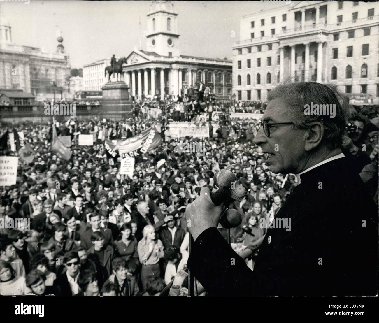 Apr. 04, 1968 - Rally di massa di C.N.D. Dimostranti in Trafalgar Square dopo aver marciato da Aldermaston: molte migliaia di sostenitori Foto Stock