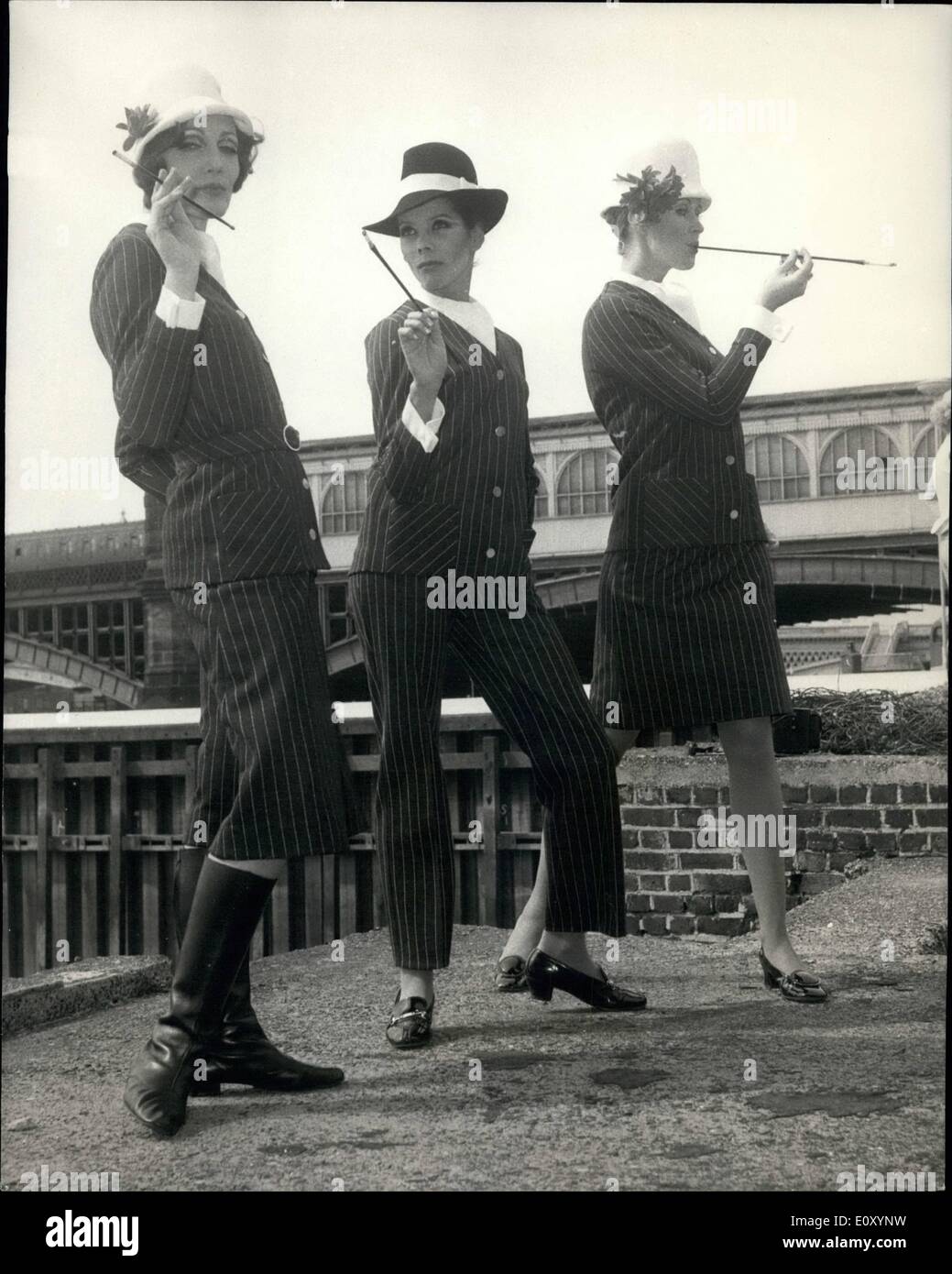 Apr. 04, 1968 - risale al 1930 MOSTRA FOTOGRAFICA: L-R Joan Foullard a carbone pin stripe abito maxi in pura lana, Aldine miele in carbone pin stripe pantaloni adatti in pura lana e Suzy cavaliere in carbone pin stripe muta in pura lana. Foto Stock