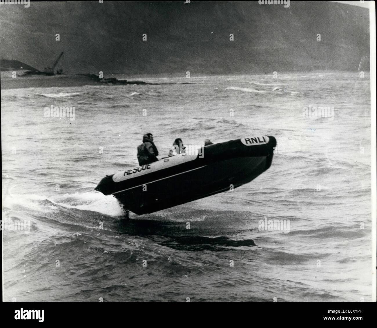 Apr. 04, 1968 - Nuovo mezzo di salvataggio progettato da scolari: un prototipo di mezzo di salvataggio nella foto durante le prove a Lyme Regis, Dorset . powered DAB a 50 h.p. fuoribordo, con velocità massima di 30 nodi, è dotato di una vasta gamma di 75 miglia. L'imbarcazione è stata progettata per il Royal National scialuppa di salvataggio Istituzione da ragazzi del Collegio Atalntic, Llantwit Major, Glamorgan. Foto Stock