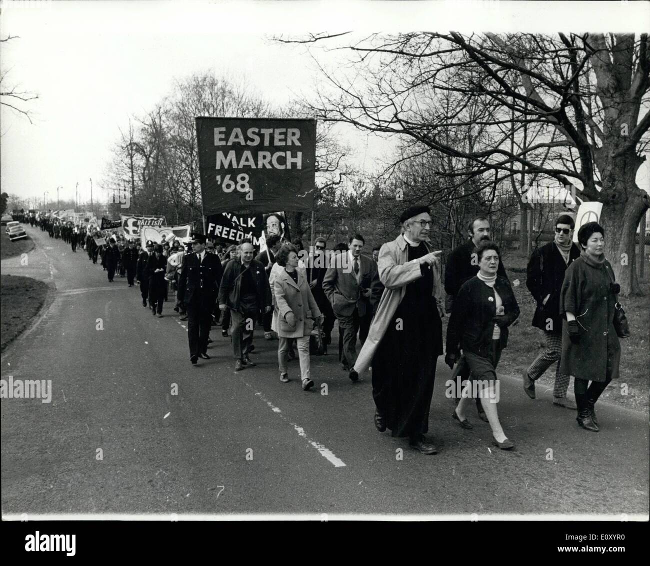 Apr. 04, 1968 - C.N.D. Marzo da Aldermaston a Trafalgar square; oltre 3 mila sostenitori della campagna per il disarmo nucleare ieri ha cominciato una quattro giorni a piedi da Aldermaston, Berka, a Trafalgar Square a Londra portando la Pasqua il mese di marzo è stato Canon Collins. La foto mostra i dimostranti portano da Canon Collins marzo oltre le armi atomiche Research Establishment a Aldermaston, Berks. Foto Stock