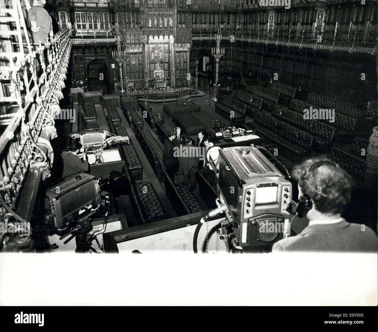 Febbraio 03, 1968 - colleghi per affrontare le telecamere: lavoro iniziato oggi a preparare la Camera dei Lords per la tre giorni di TV e radio broadcasting esperimento su Martedì. Commento caselle e le telecamere sono state installate nella camera sotto la galleria di fronte al trono. L'esperimento sarà sul circuito chiuso. Ma durante la settimana seguente, il 13 febbraio, 14 e 15, modificato un programma televisivo sia dalla BBC e ITV mostrato. Ciascun programma durerà 55 minuti e sarà mostrato sulla BBC e ITV su notti alternativo Foto Stock
