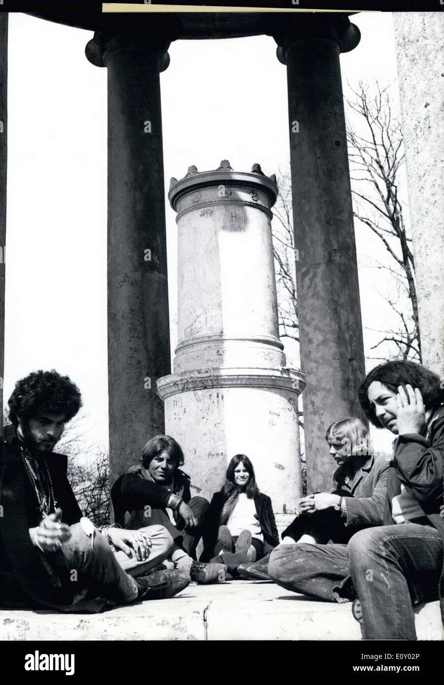Apr. 09, 1968 - è la molla di nuovo. I giorni sono più lunghi e la bums sono lo spunto da fermi al di fuori della loro trimestri invernali a salutare il sole. Foto Stock